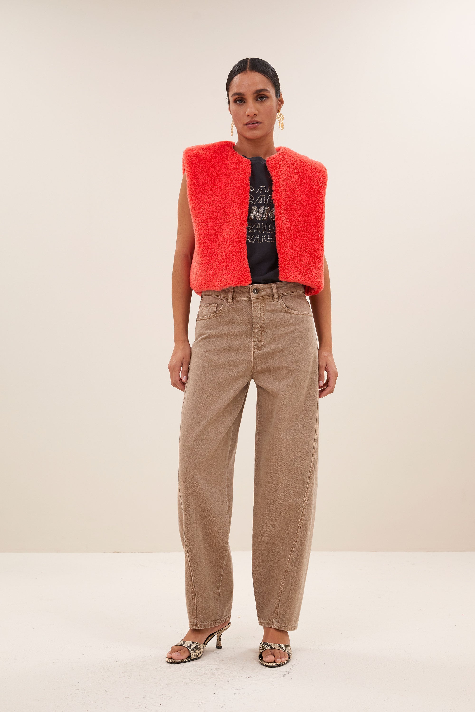 wolly-red-gilet-poppy-red-aansluitende fit-binnenvoering-gerecycled polyester-by-bar-vooraanzicht