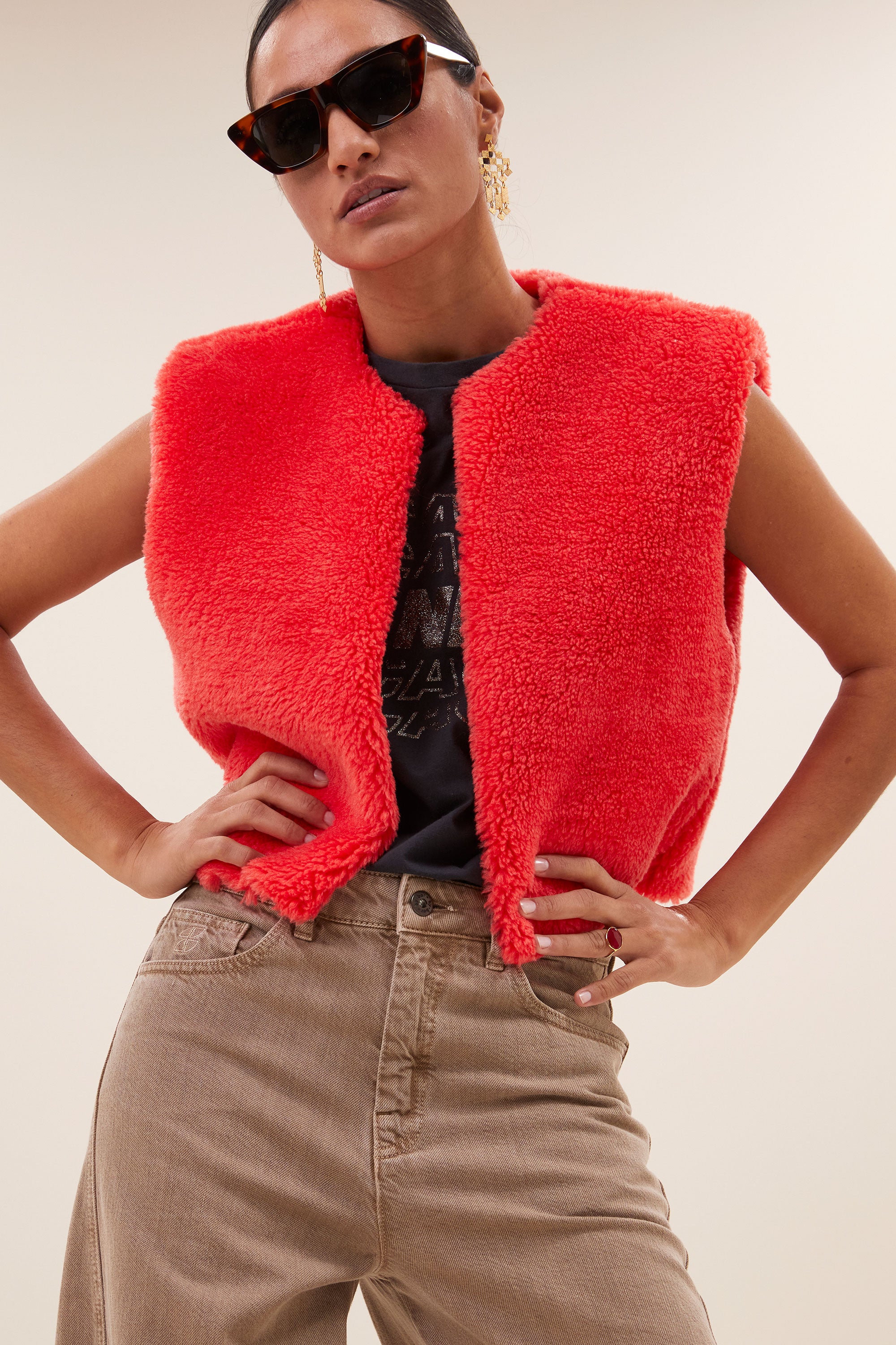 wolly-red-gilet-poppy-red-aansluitende fit-binnenvoering-gerecycled polyester-by-bar-detail