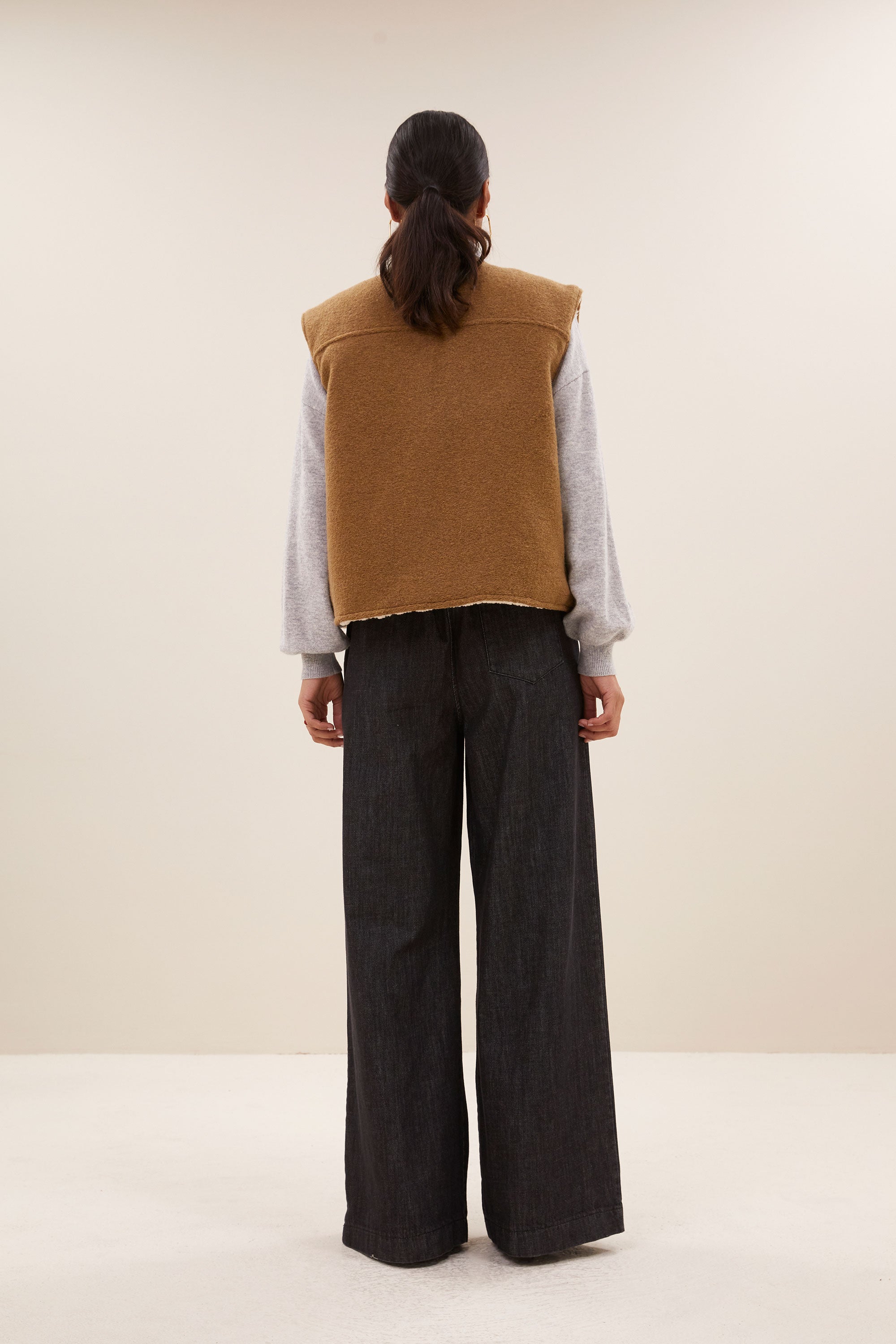 joelle wool jacket - camel, comfortabele draagervaring, losvallende pasvorm, draagbaar aan beide zijden - by-bar - achteraanzicht