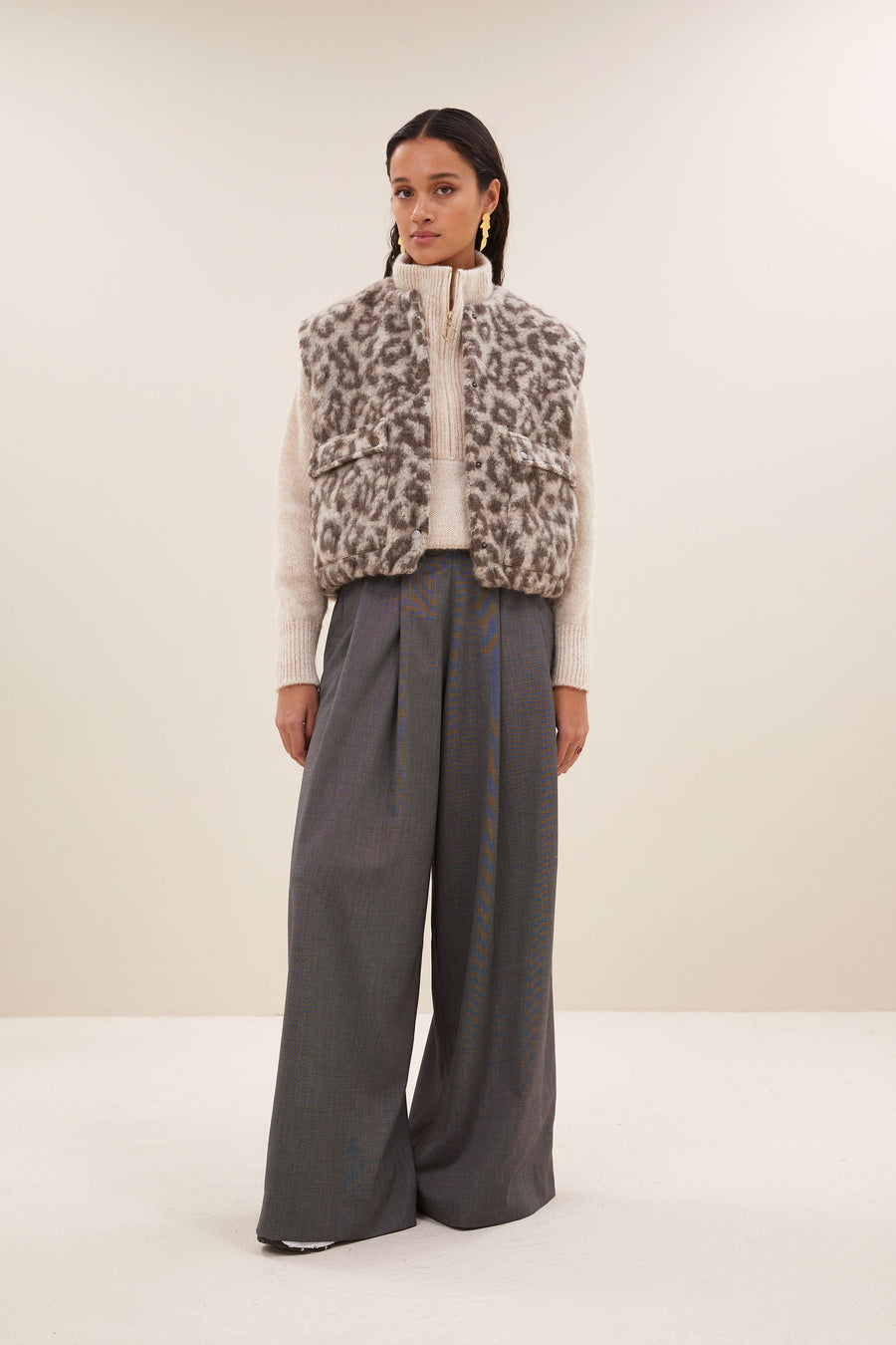 maggie sleeveless leo jacket | leopard print
