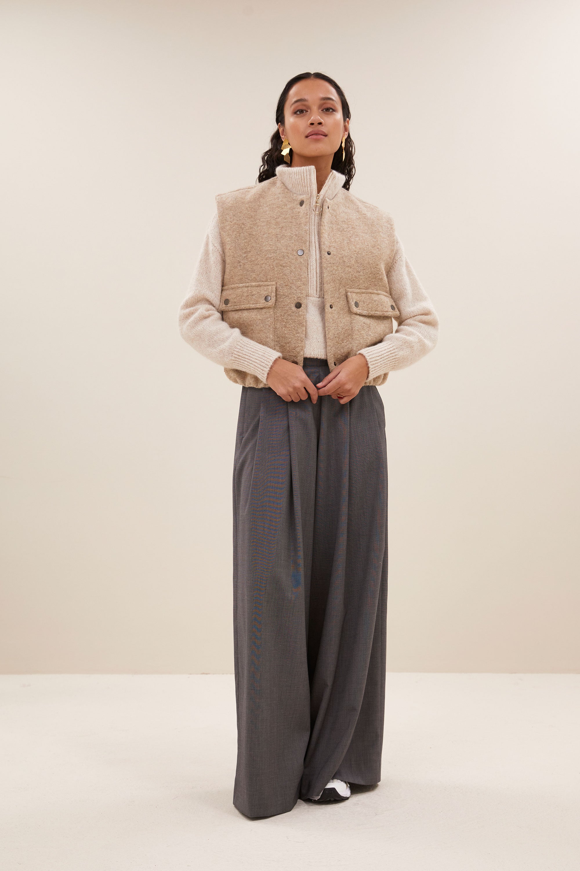 maggie sleeveless jacket - dark sand, elastieken band, binnenvoering, wolblend - by-bar - detailfoto