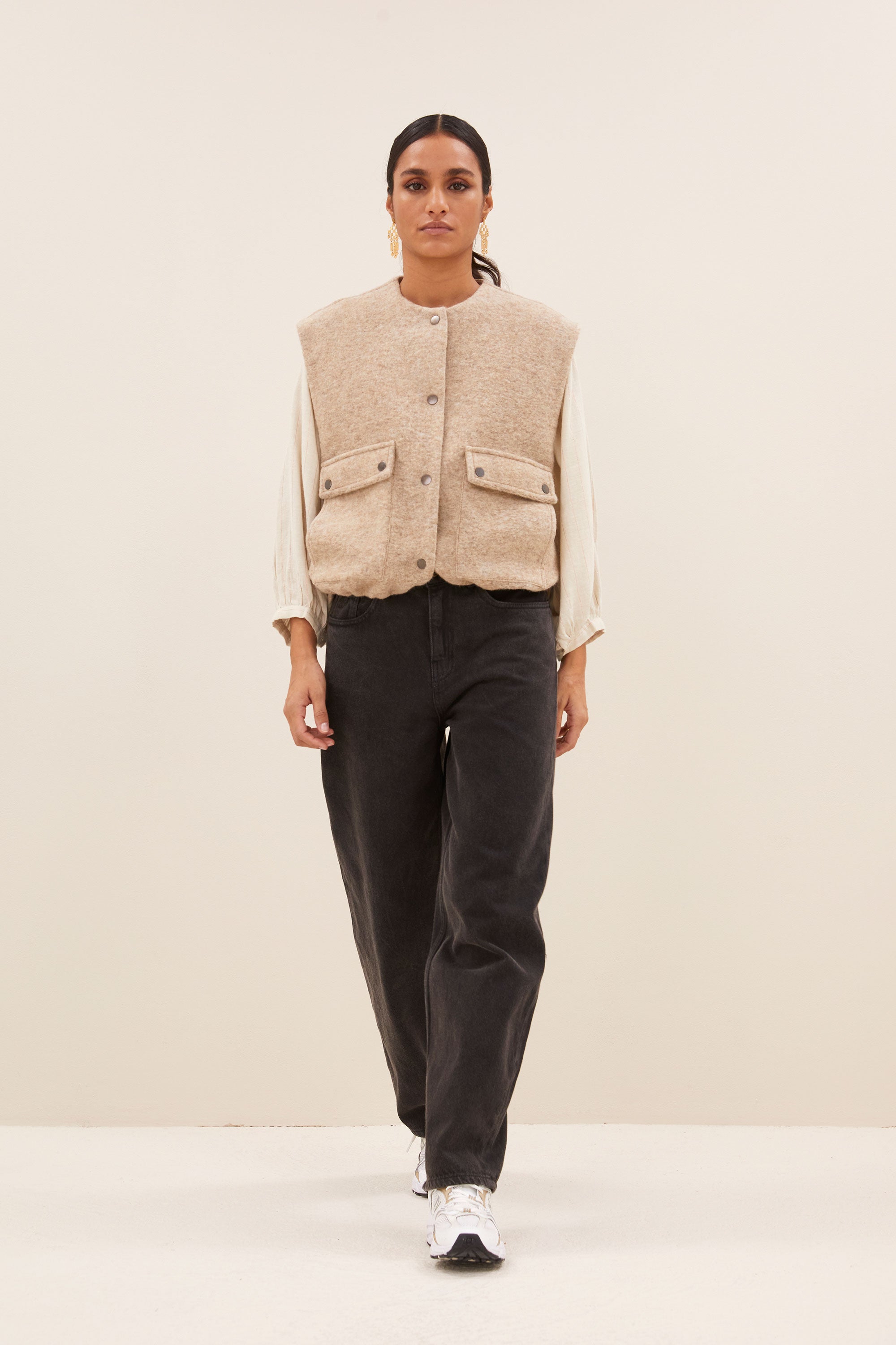 maggie sleeveless jacket - dark sand, elastieken band, binnenvoering, wolblend - by-bar - achteraanzicht