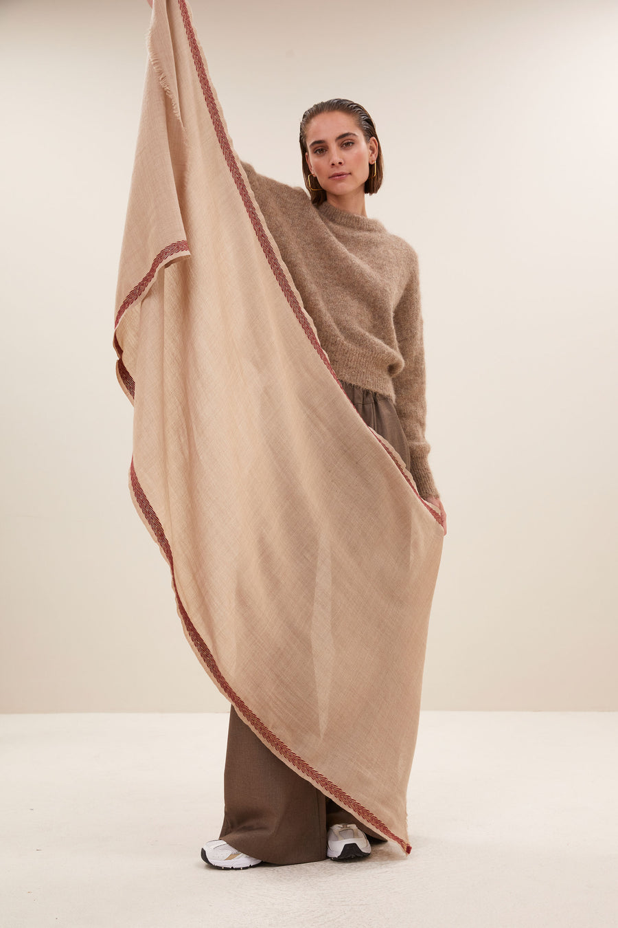 elira scarf - hazel, subtiel geweven lurex draad, wolblend - by-bar - sfeerbeeld