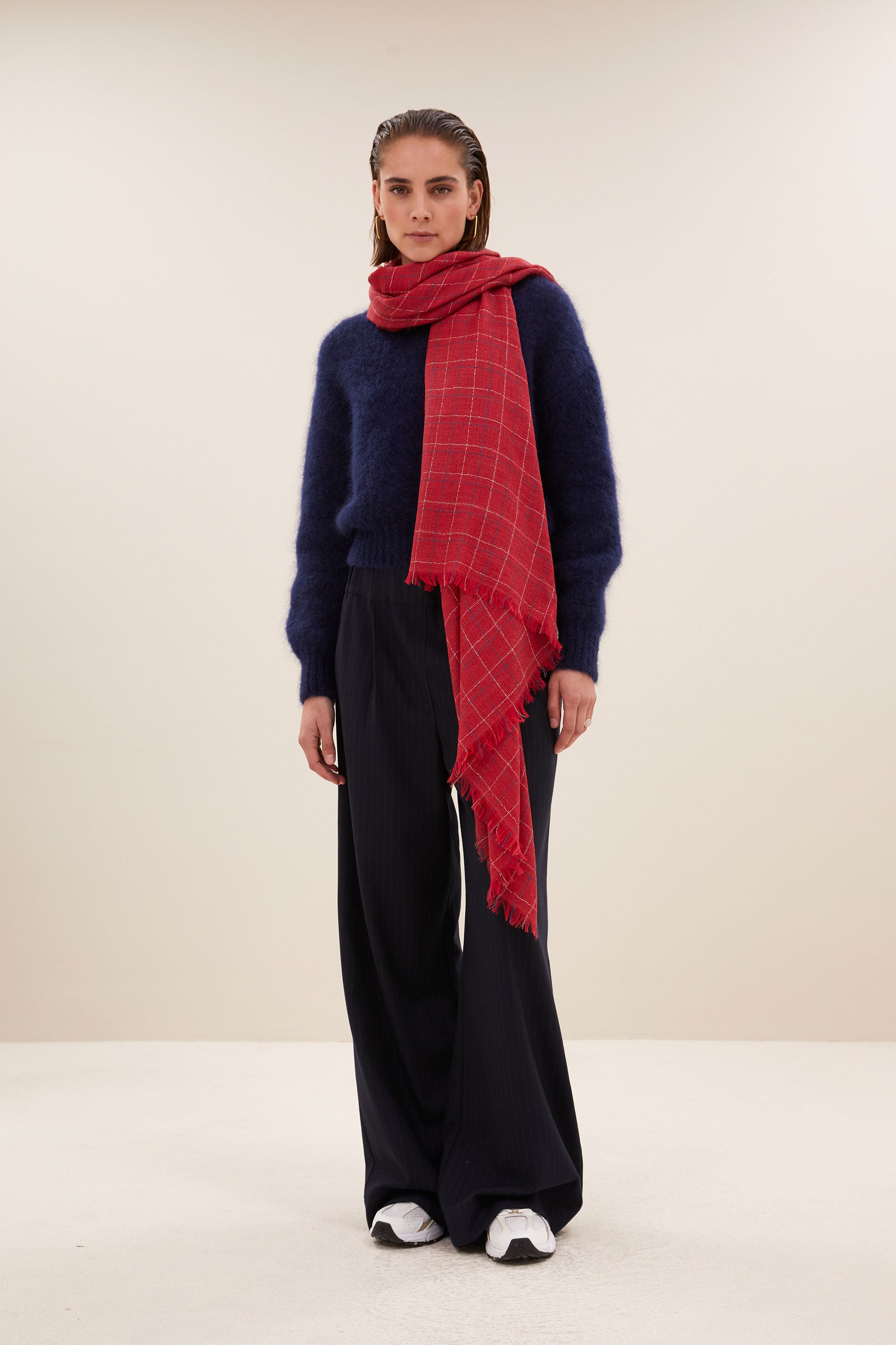 fiora scarf - vintage red, subtiel geweven lurex draad, wolblend - by-bar - vooraanzicht