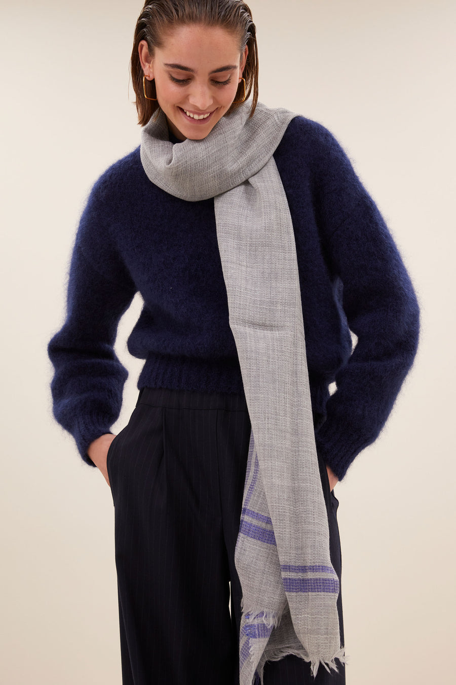 sira scarf - stone grey, all-time classic, perfecte shopper - by-bar - sfeerbeeld
