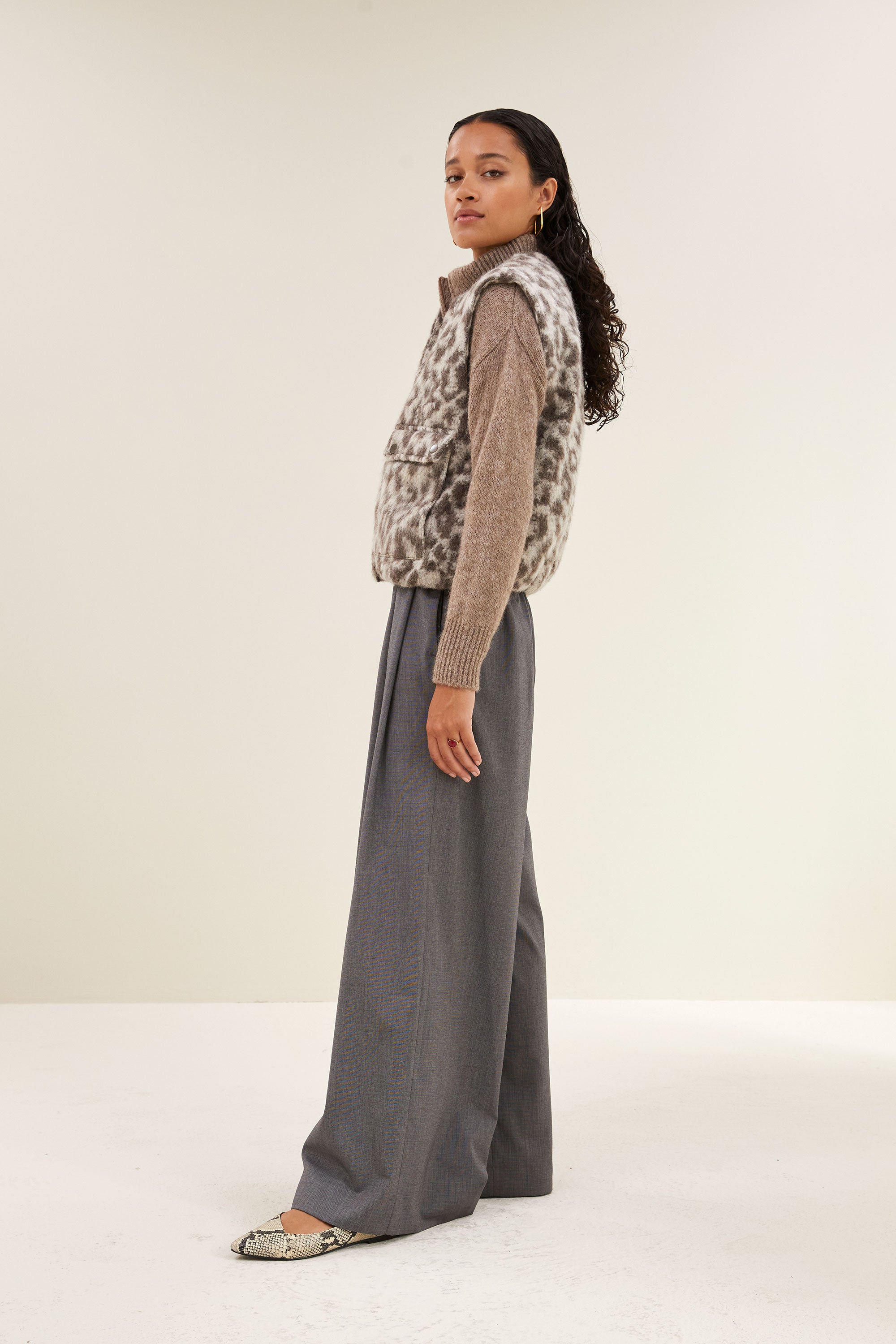 maggie sleeveless leo jacket | leopard print