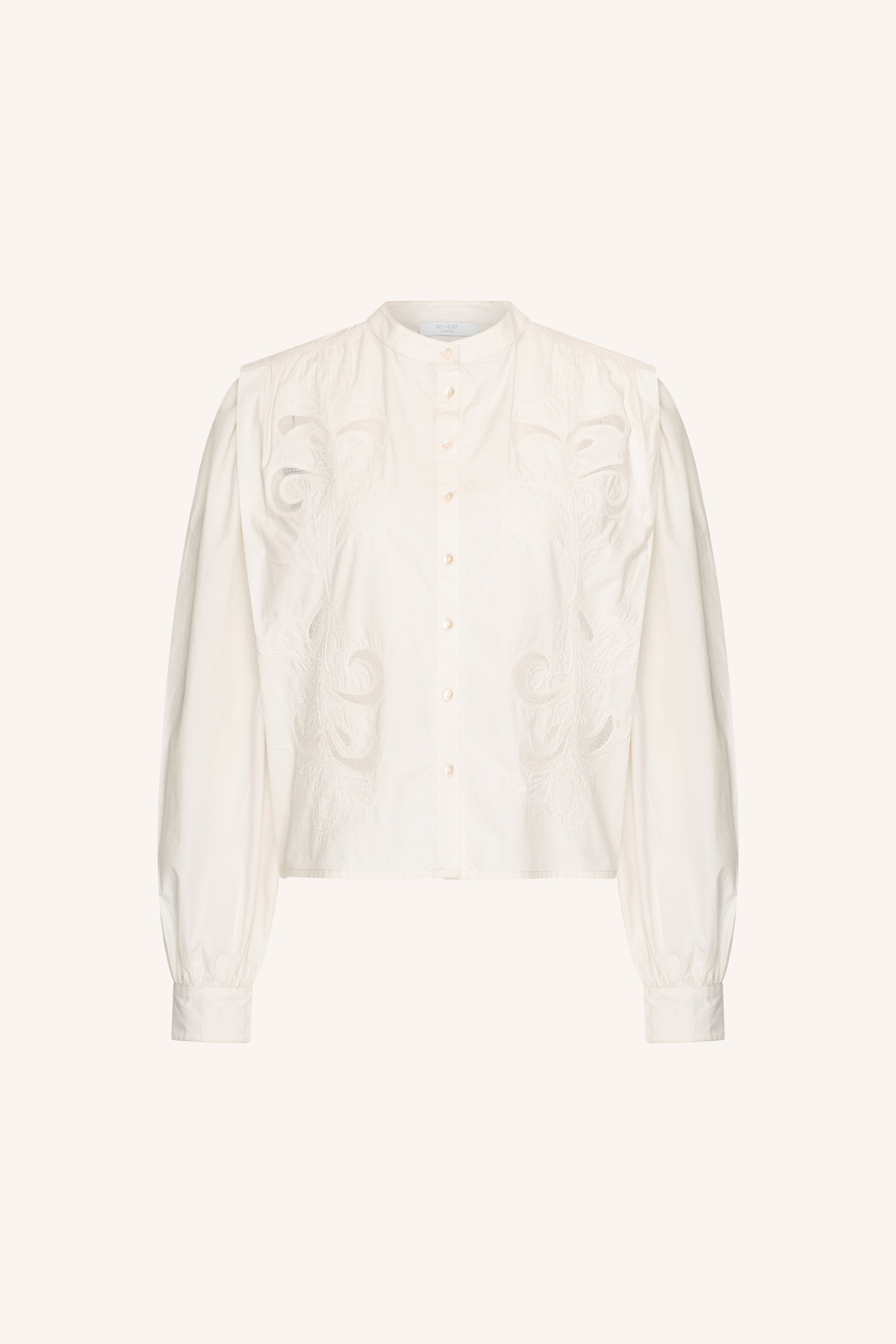 soof-embroidery-blouse-cloud-white-korte fit-knoopsluiting-geplooide details-by-bar-productfoto