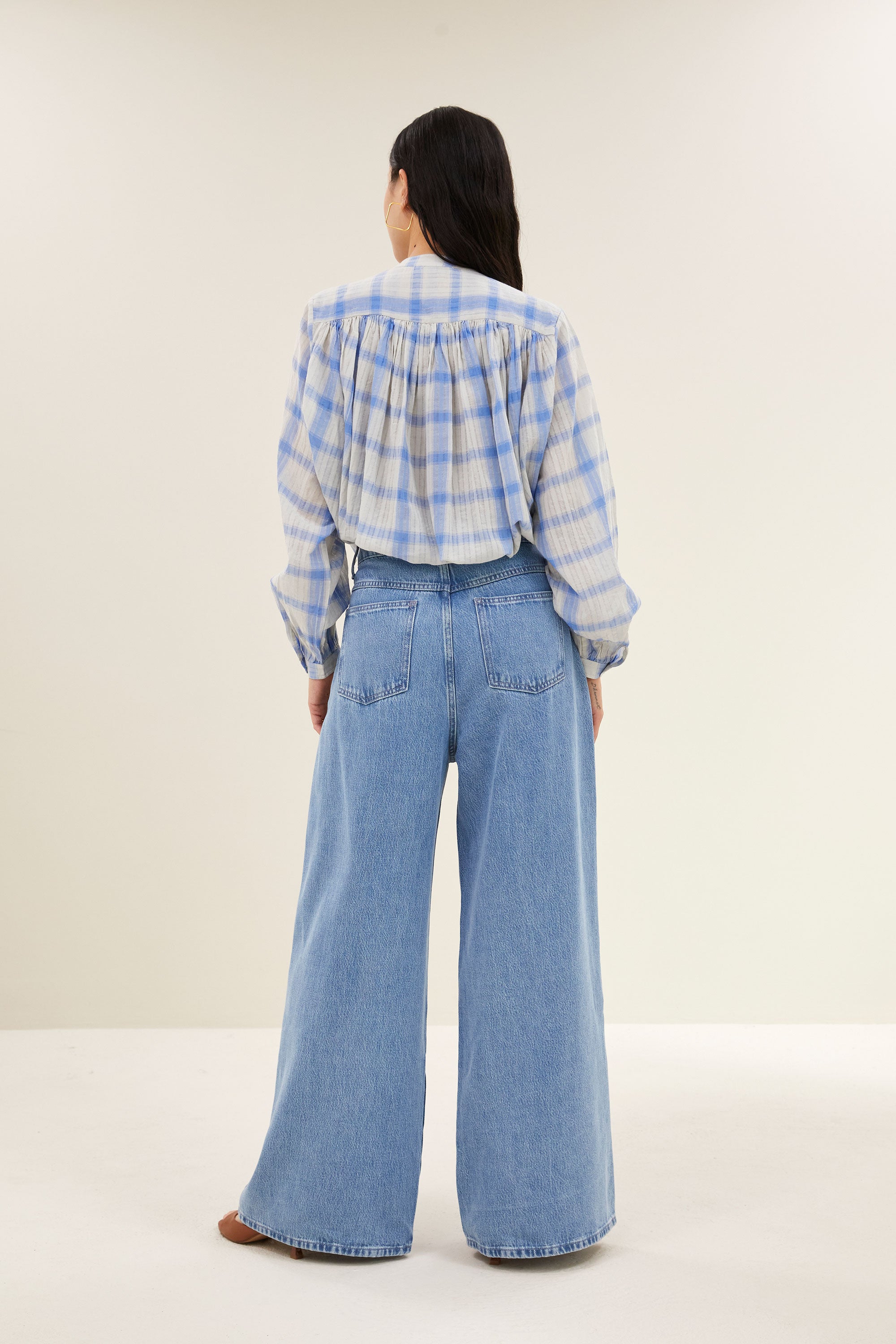 nyka-check-blouse-light-blue-check-by-bar-achteraanzicht