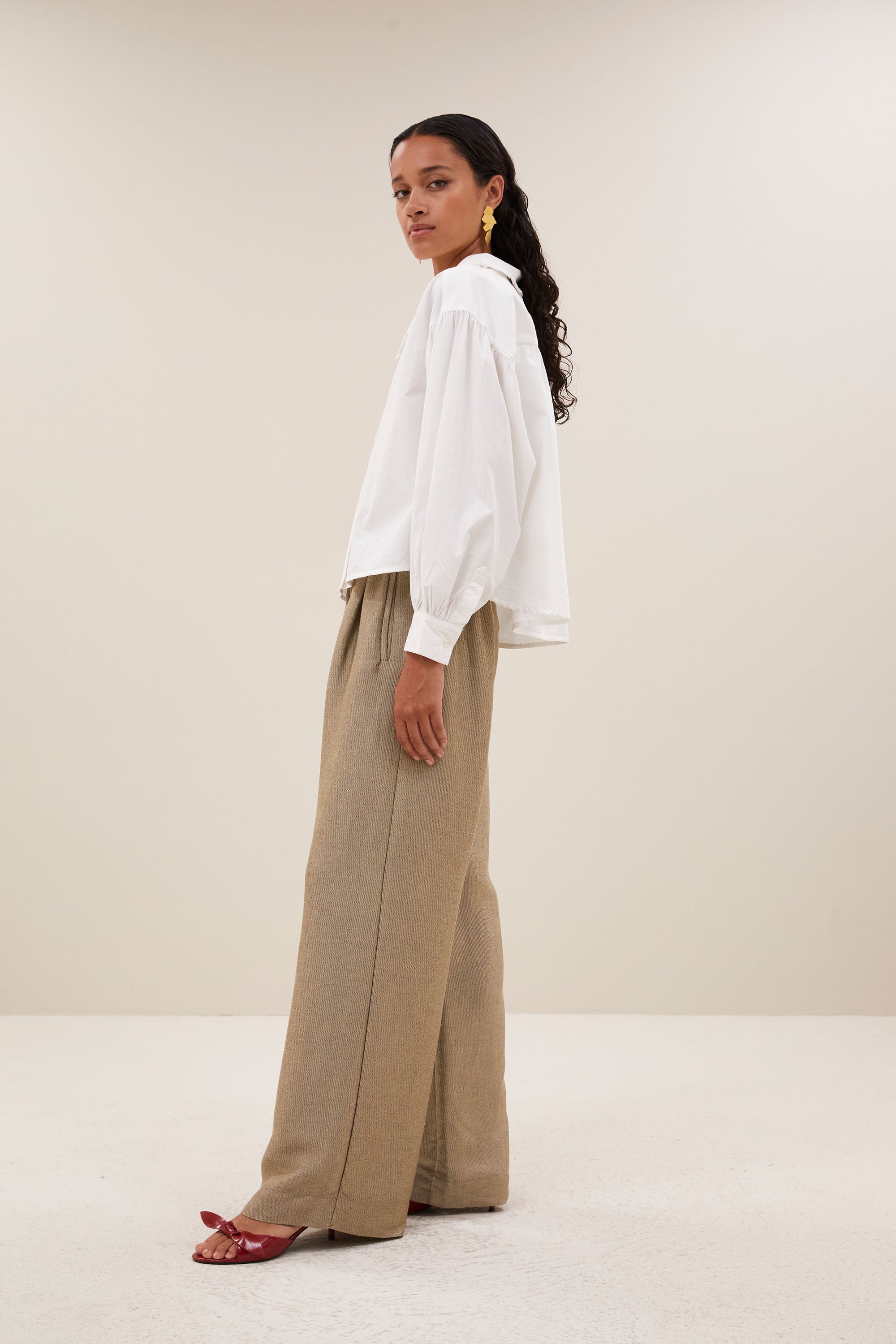 semmy-poplin-blouse-white-knoopsluiting-casual fit-normale pasvorm-by-bar-zijaanzicht