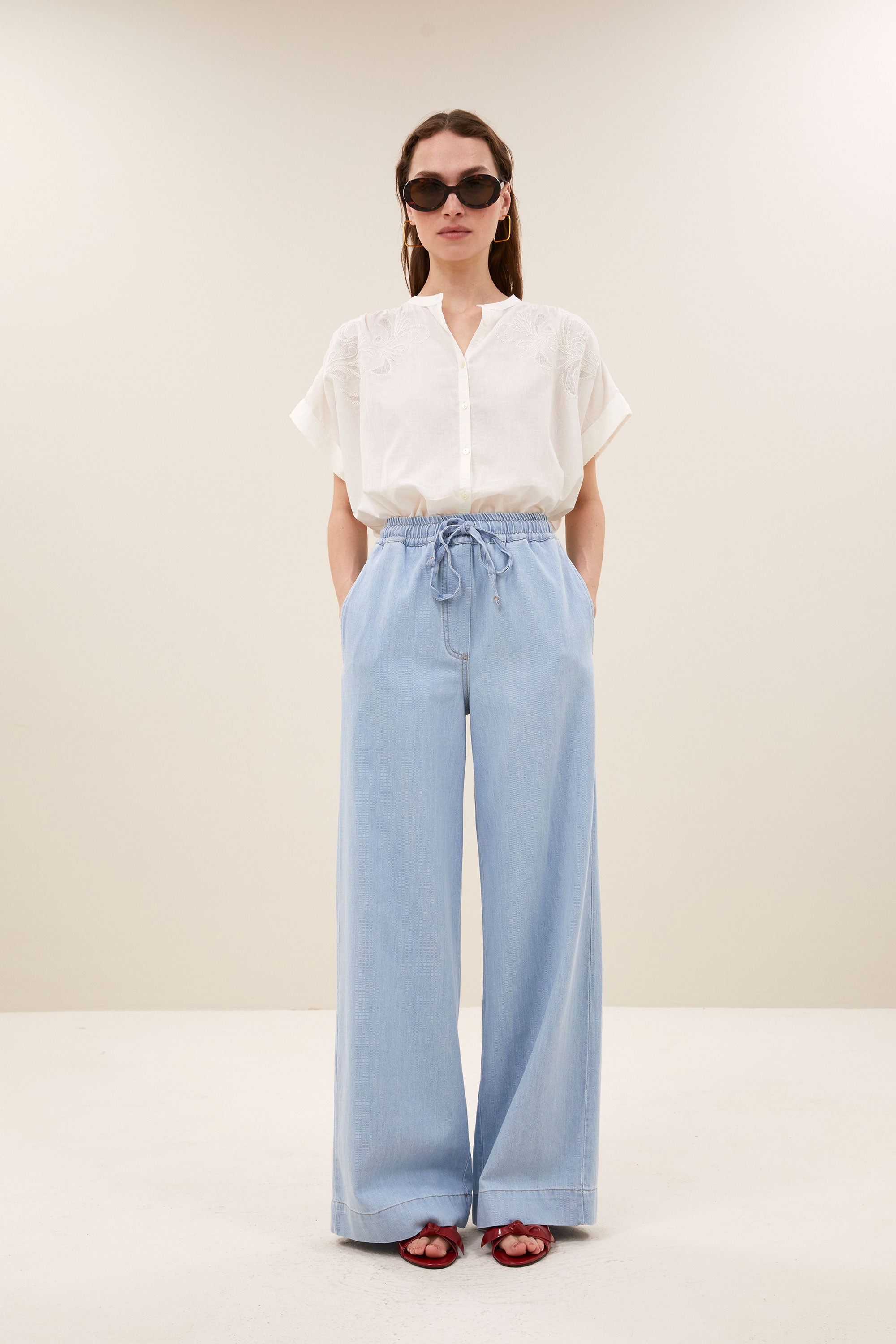 ally-blouse-off-white-knoopsluiting-losvallende pasvorm-ronde halslijn-by-bar-achteraanzicht