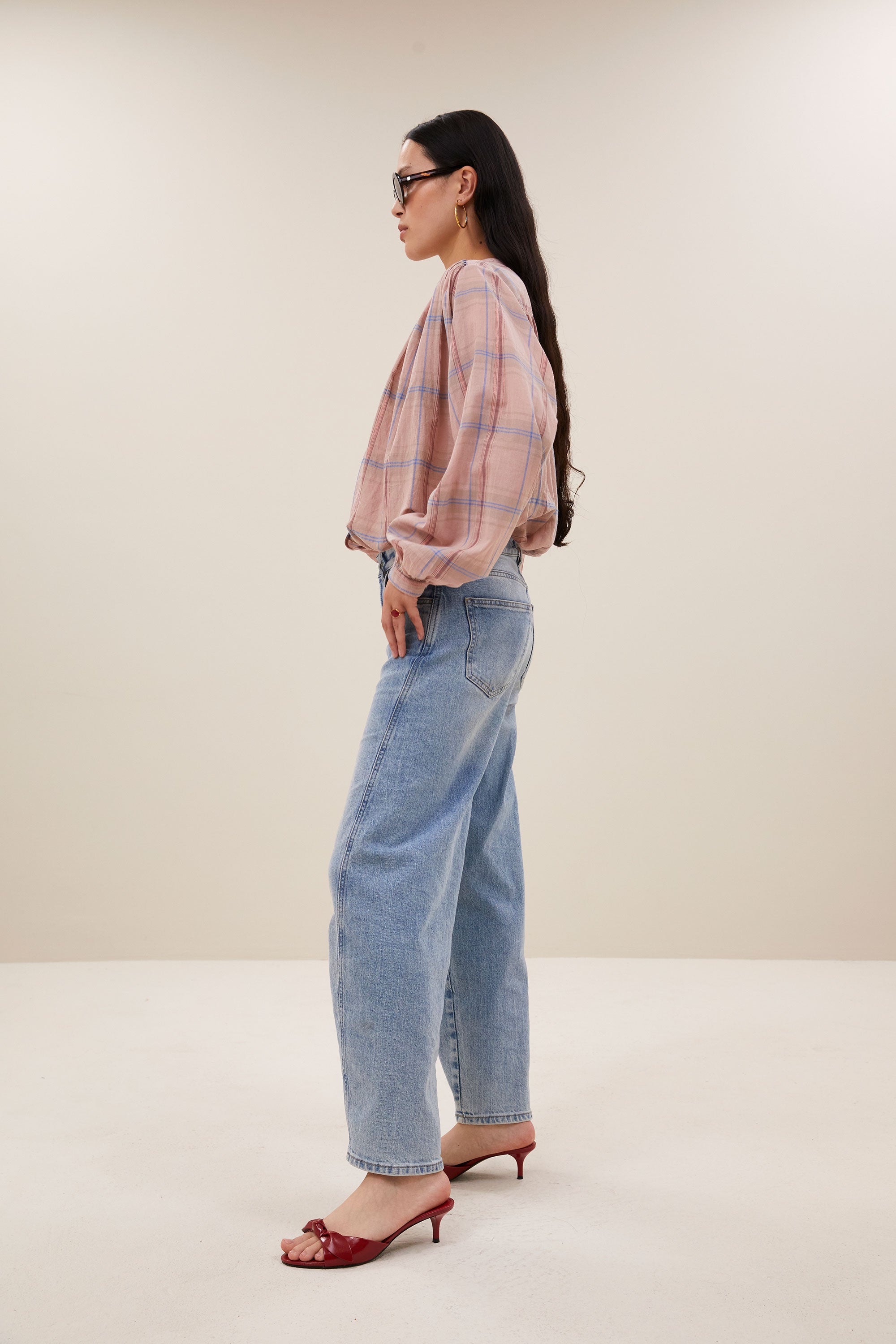 nyka-pink-check-blouse-blush-pink-check-knoopsluiting-normale pasvorm-ronde halslijn-by-bar-zijaanzicht