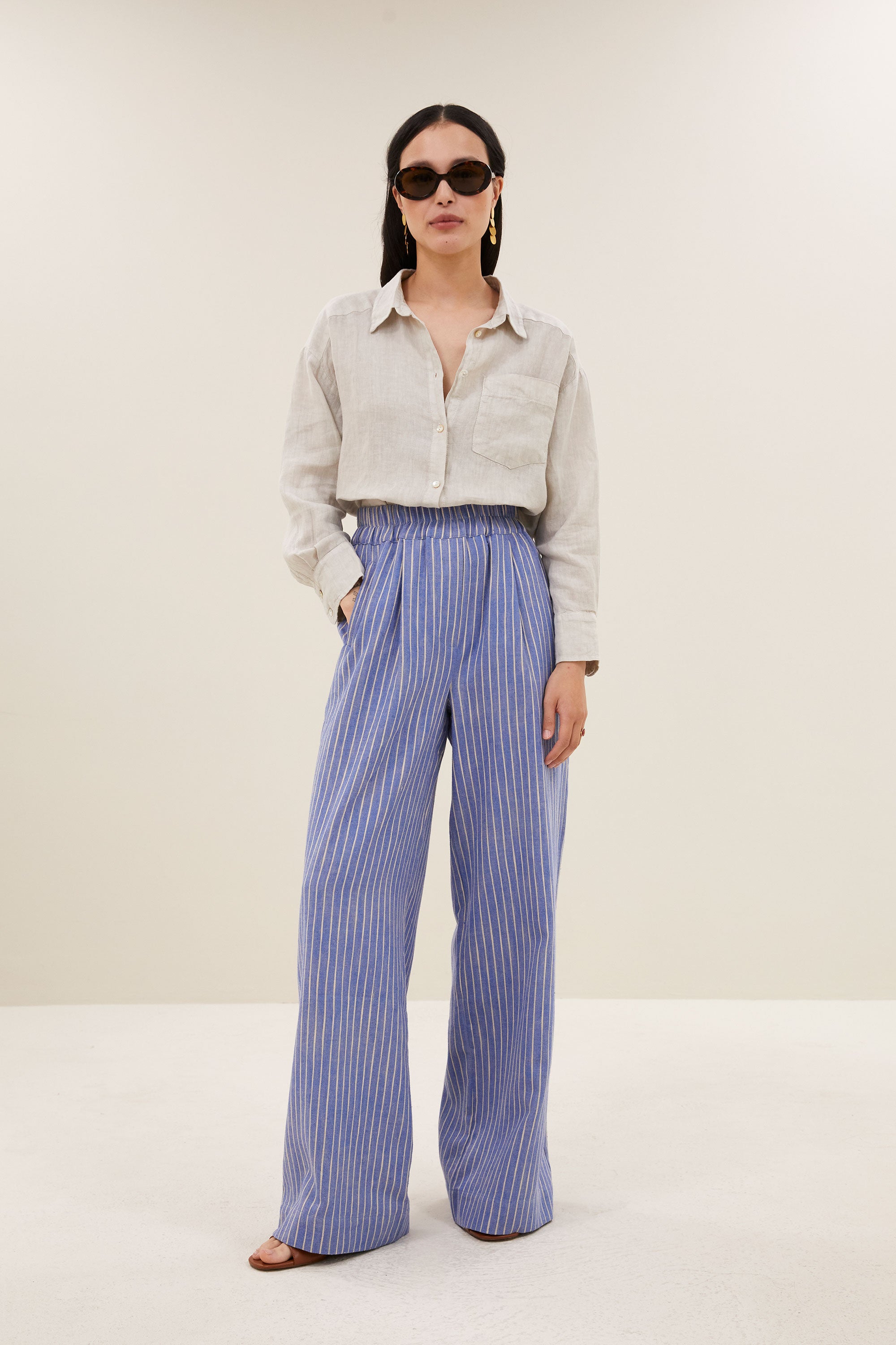 nima-linen-blouse-chalk-knoopsluiting-casual fit-normale pasvorm-by-bar-vooraanzicht