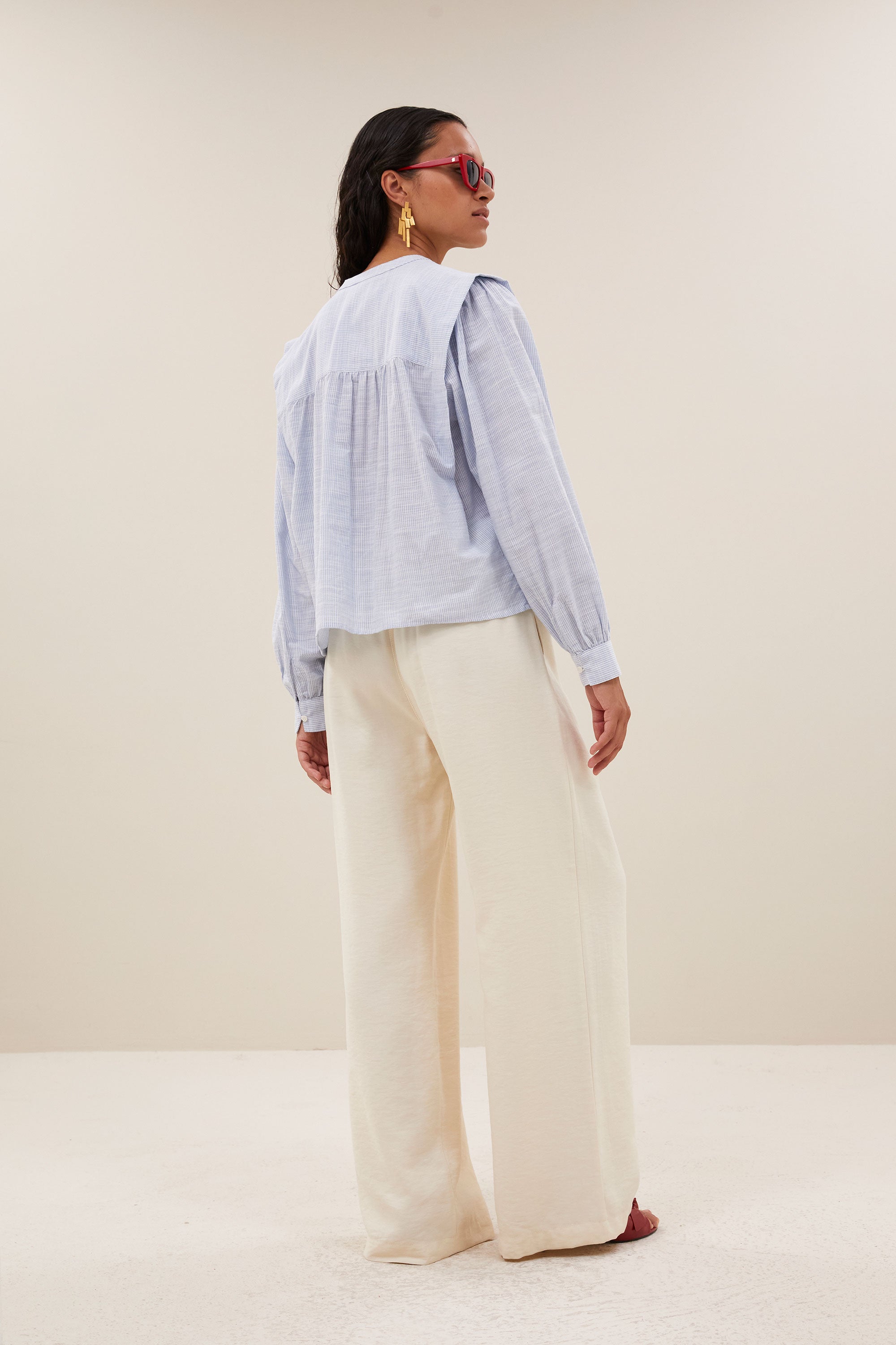 soof-slub-stripe-blouse-light-blue-stripe-knoopsluiting-normale pasvorm-ronde halslijn-by-bar-achteraanzicht