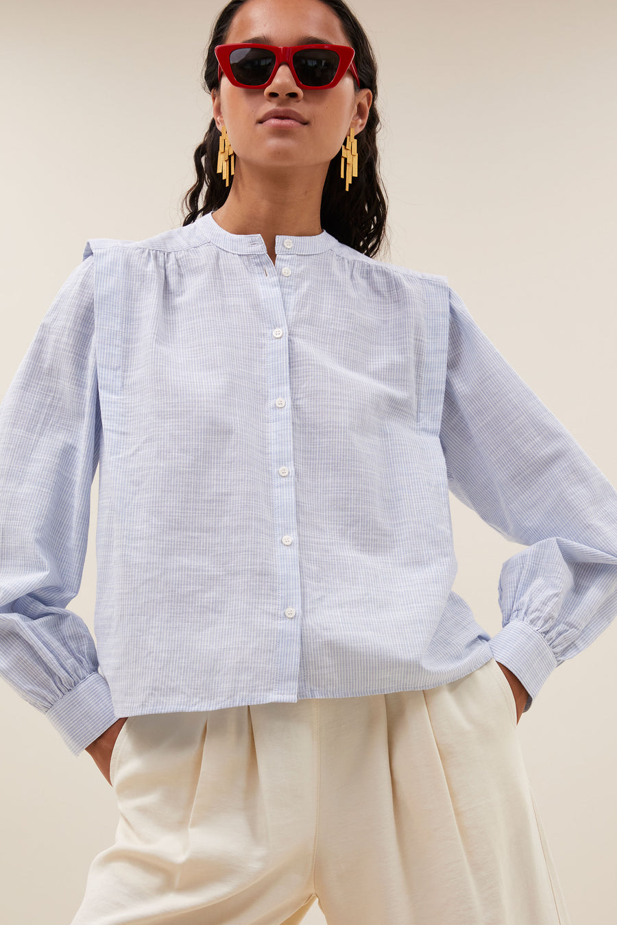 soof-slub-stripe-blouse-light-blue-stripe-knoopsluiting-normale pasvorm-ronde halslijn-by-bar-aanvullende-foto