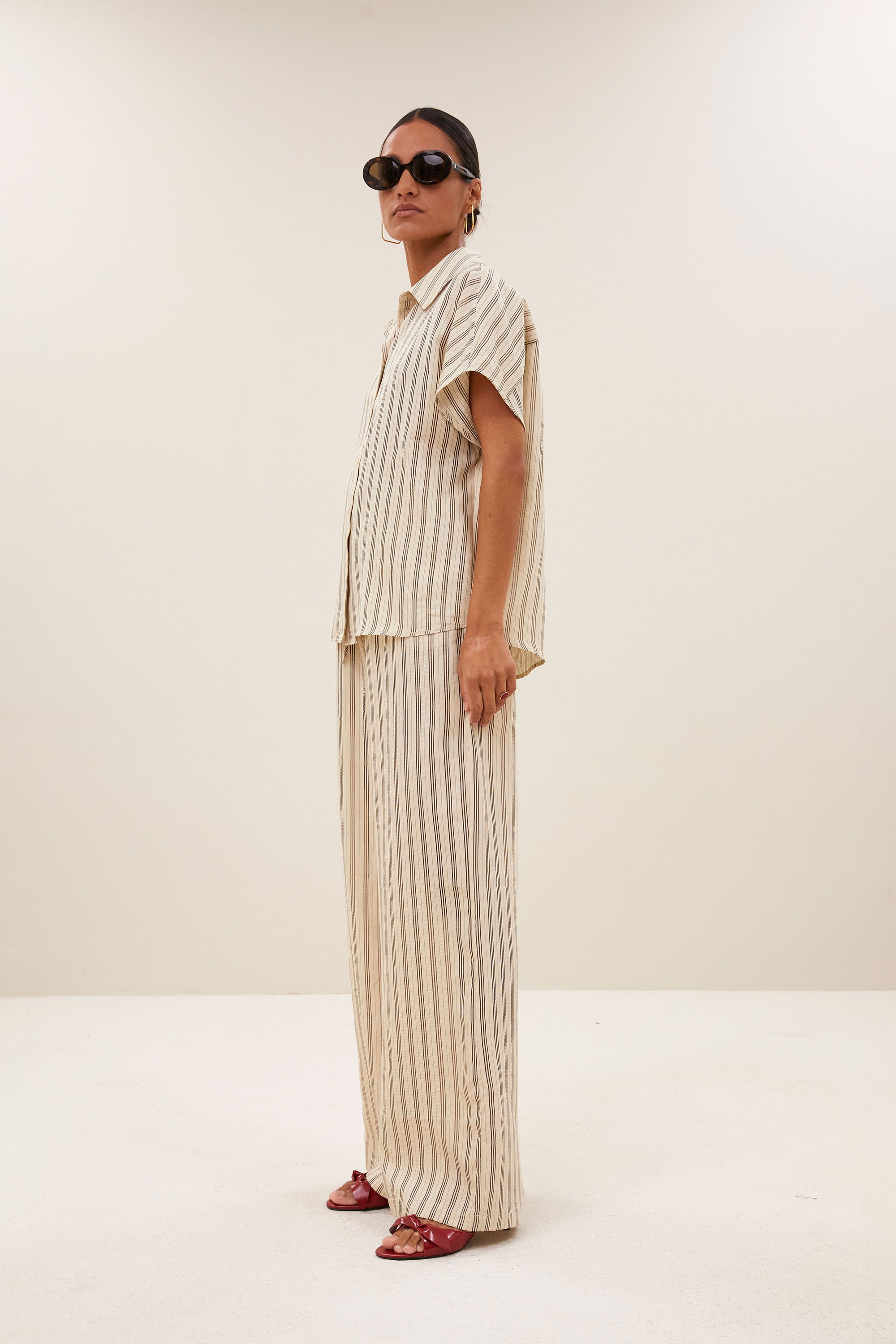 barley-seer-stripe-blouse-jet-black-stripe-knoopsluiting-casual fit-losvallende pasvorm-by-bar-zijaanzicht