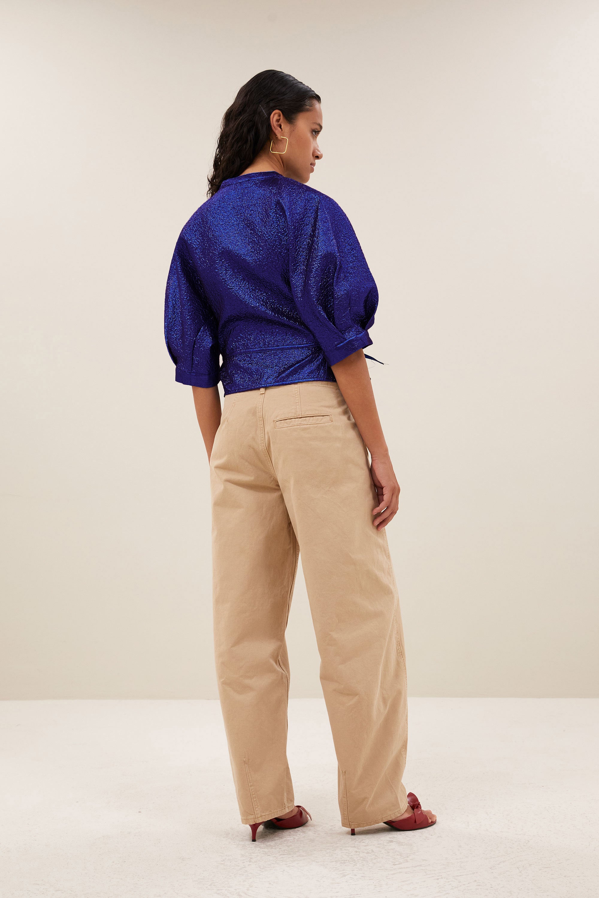 christi-metallic-blouse-azul-blue-met strikceintuur-knoopsluiting-pofmouwen-by-bar-zijaanzicht