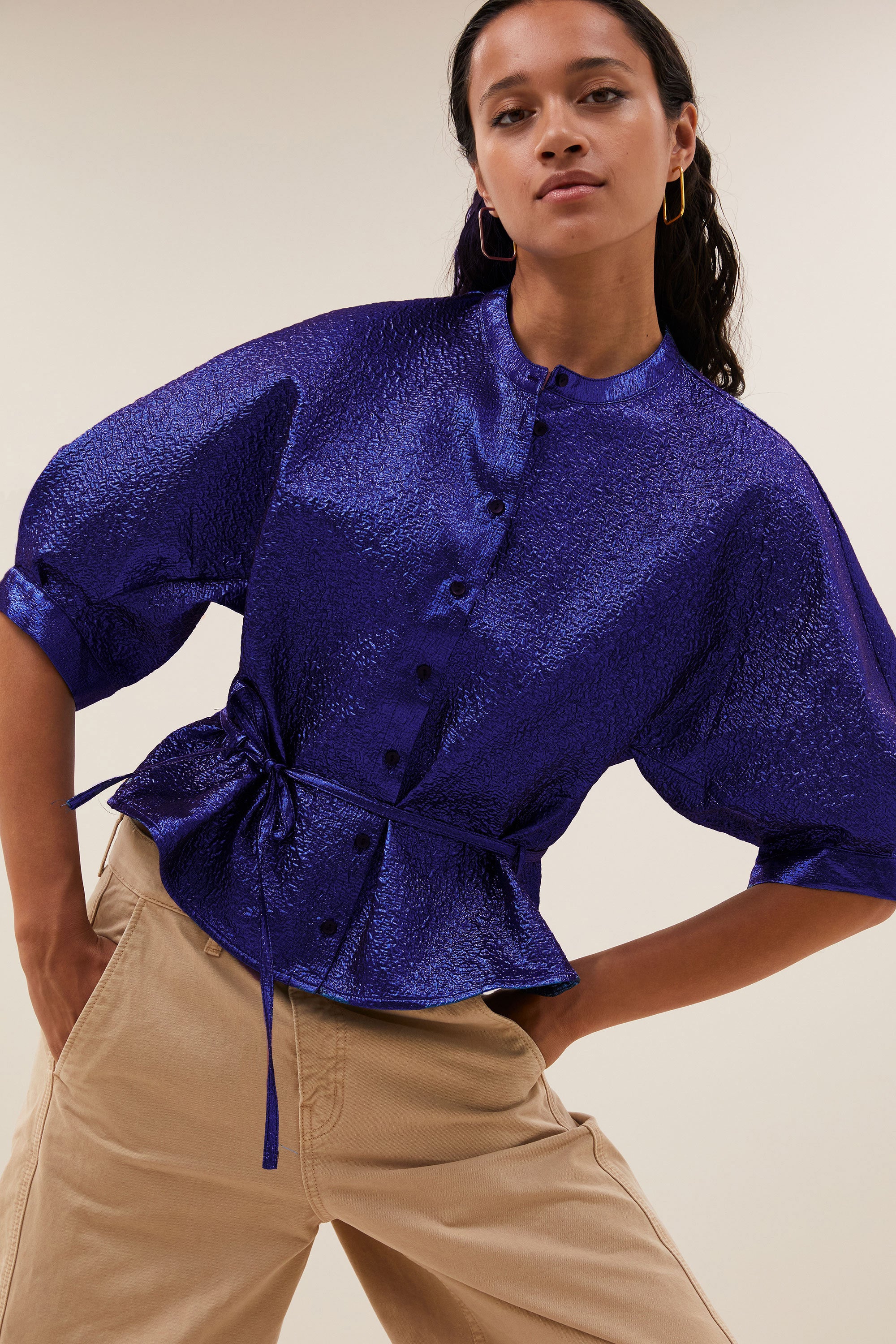 christi-metallic-blouse-azul-blue-met strikceintuur-knoopsluiting-pofmouwen-by-bar-achteraanzicht