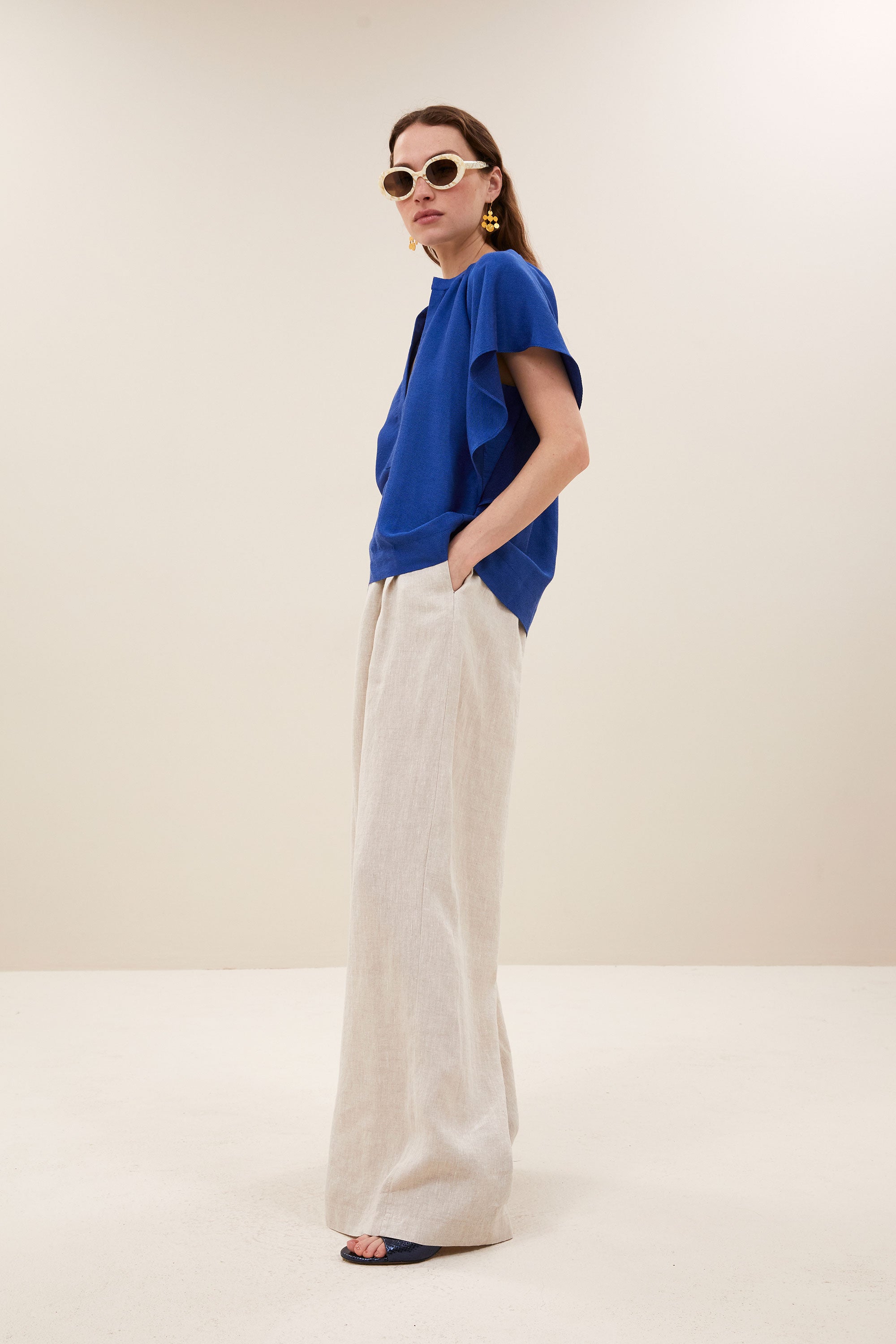vina-gloss-blouse-kingsblue-normale pasvorm-v-halslijn-viscose kwaliteit-by-bar-zijaanzicht