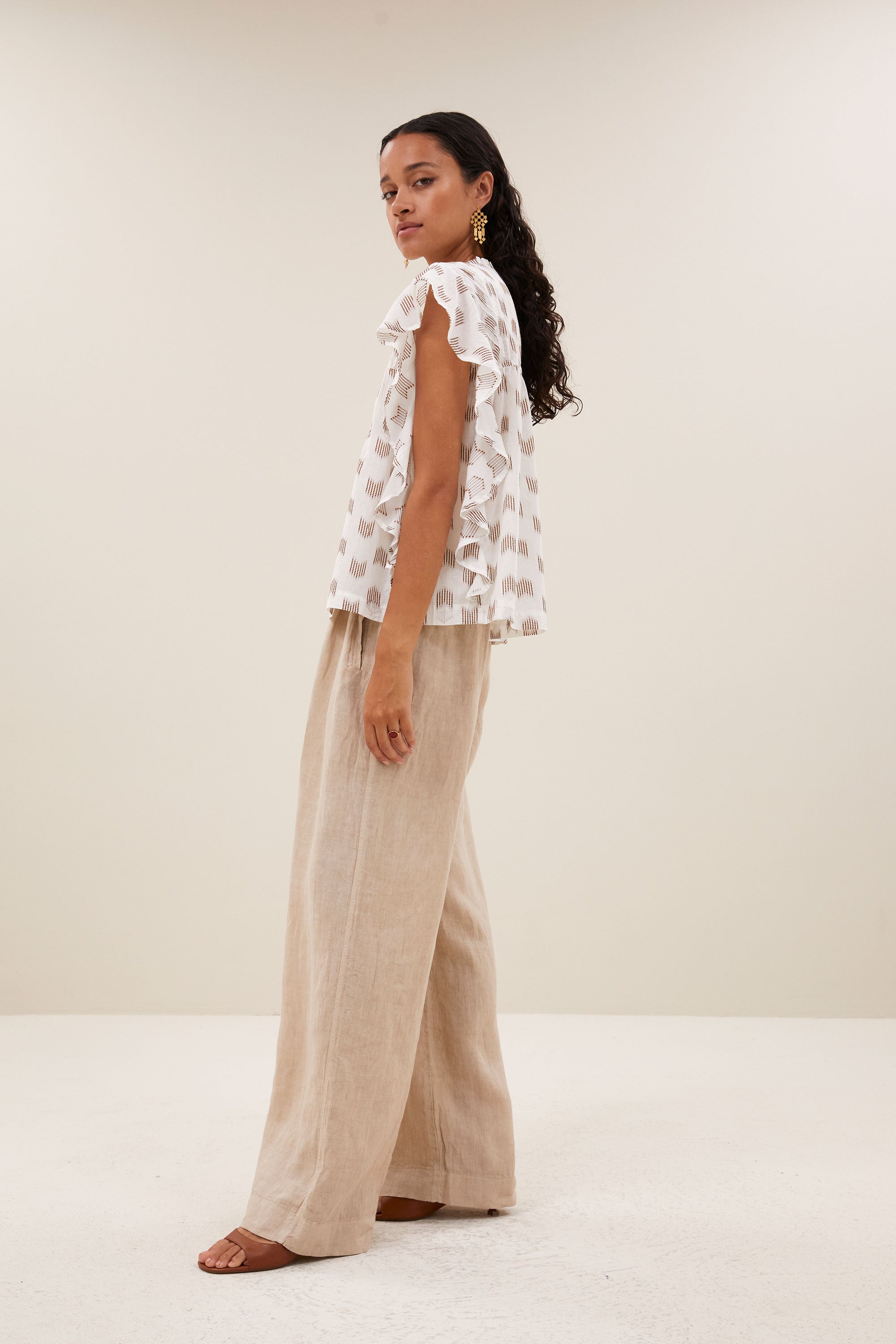 danee-oase-blouse-oase-ikat-katoen kwaliteit-kleine kapmouw-v-halslijn-by-bar-zijaanzicht