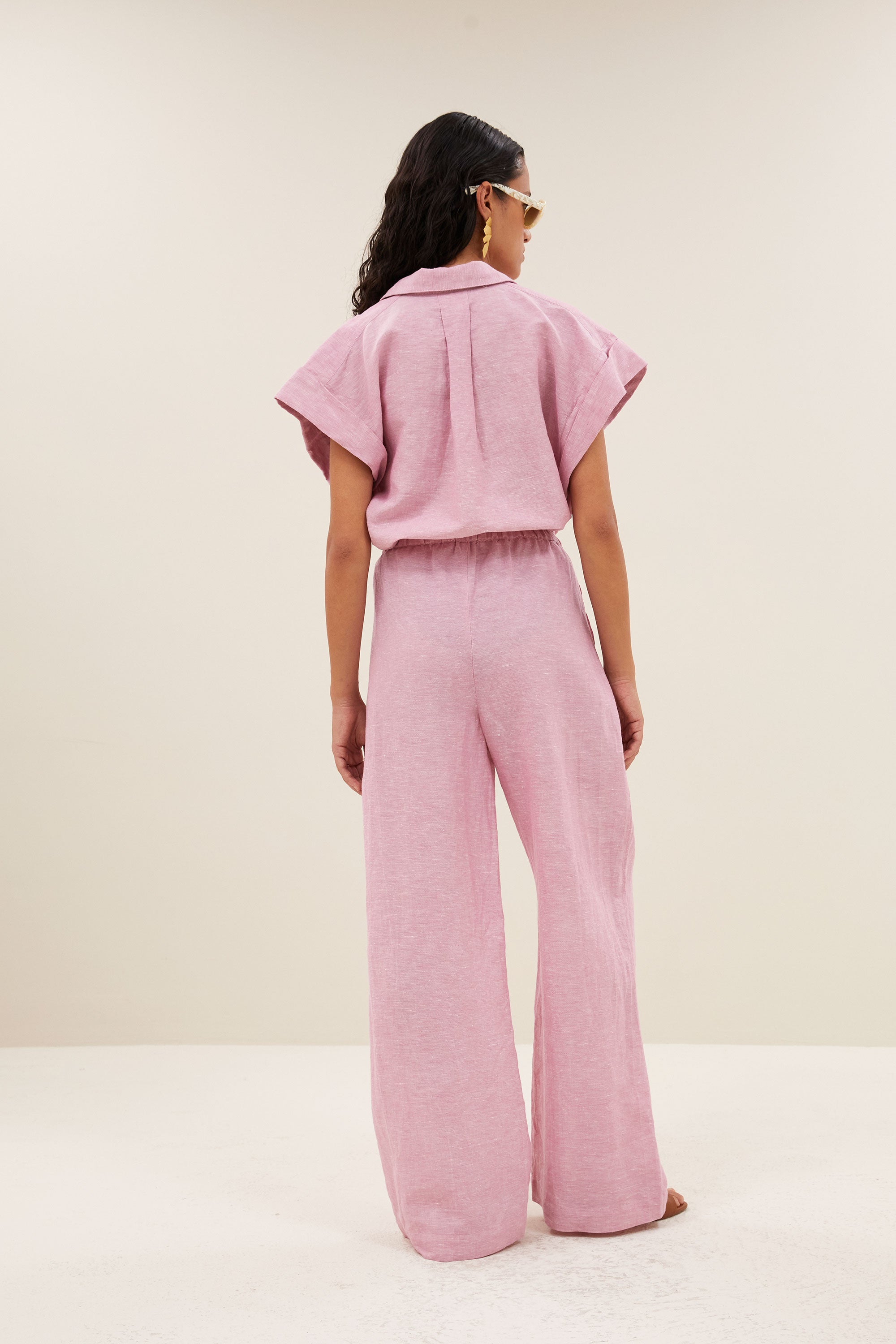 pixie-linen-blouse-dusty-pink-knoopsluiting-kleine kapmouw-draagbaar als set-by-bar-achteraanzicht