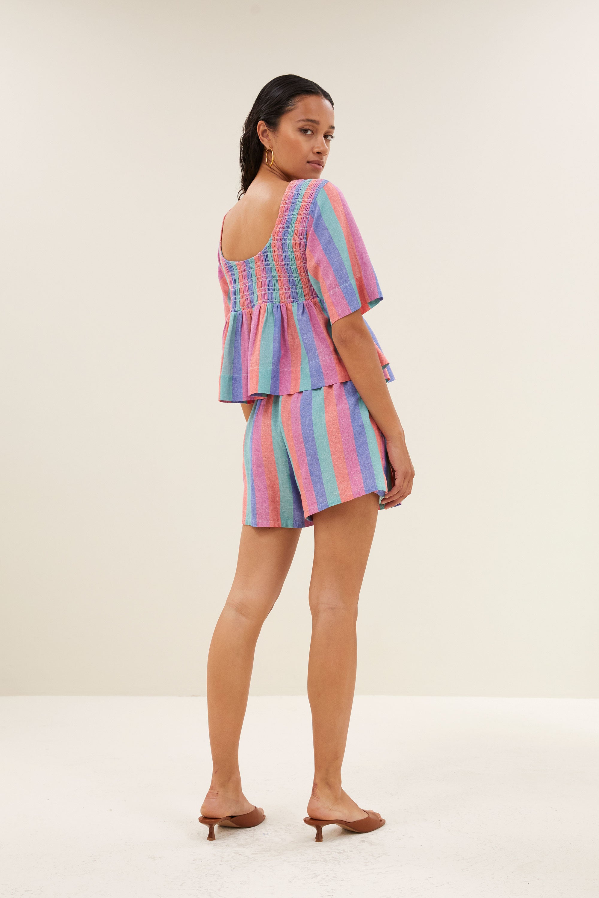 runa-rainbow-top-rainbow-stripe-biologisch katoen-ronde halslijn-draagbaar als set-by-bar-achteraanzicht