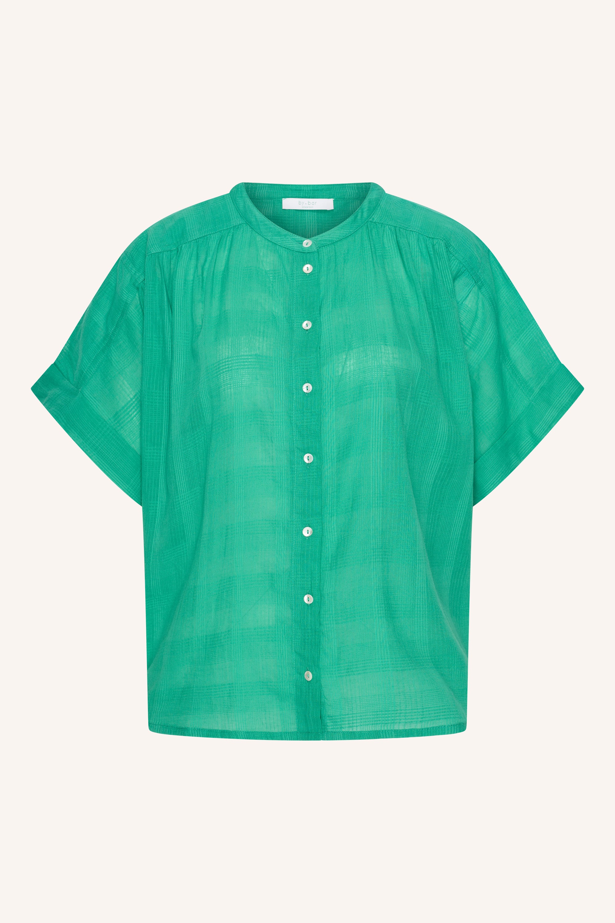 alex-dobby-blouse-lucky-green-knoopsluiting-biologisch katoen-kleine kapmouw-by-bar-productfoto