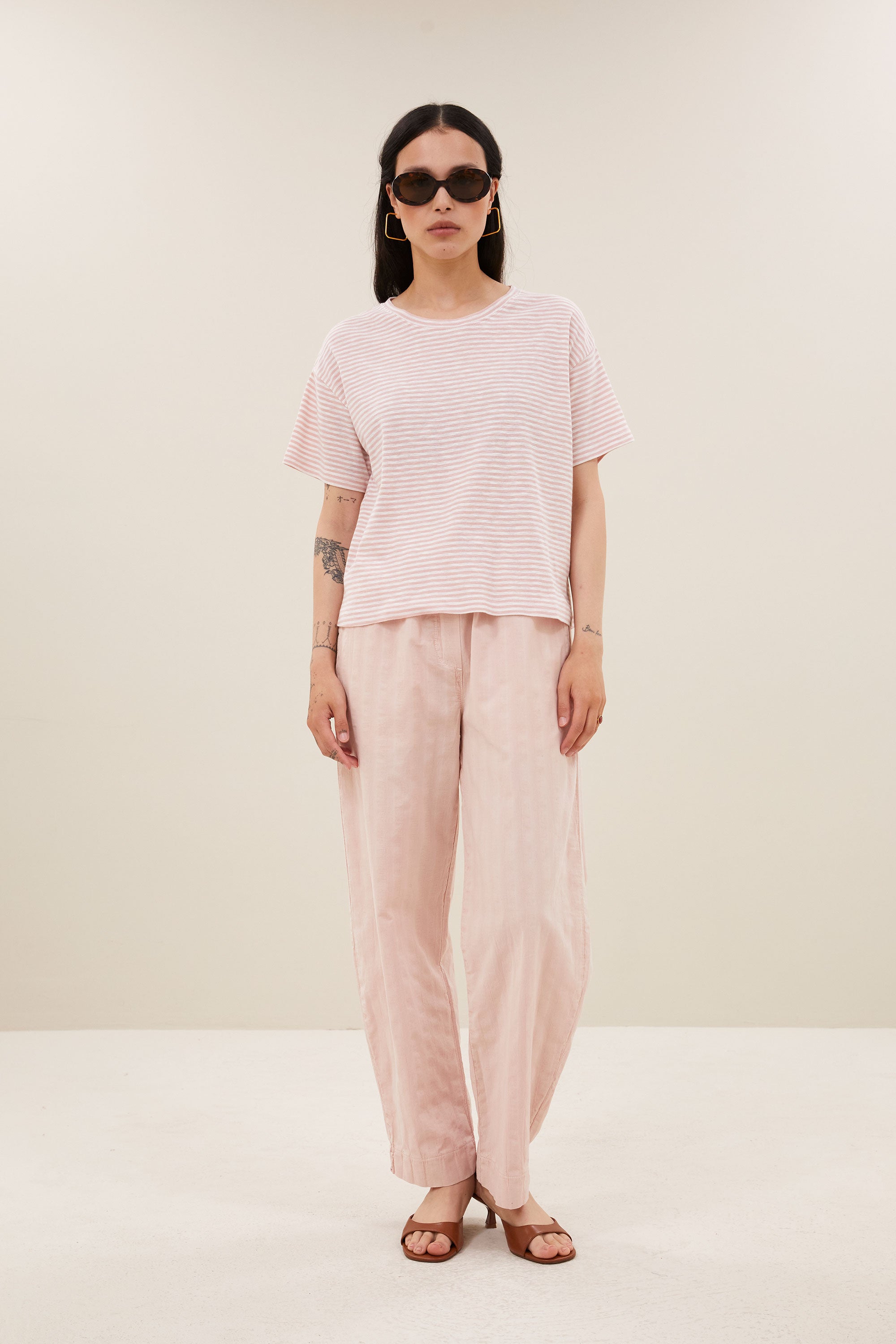 mace-flame-stripe-top-light-rose-stripe-casual fit-normale pasvorm-ronde halslijn-by-bar-vooraanzicht