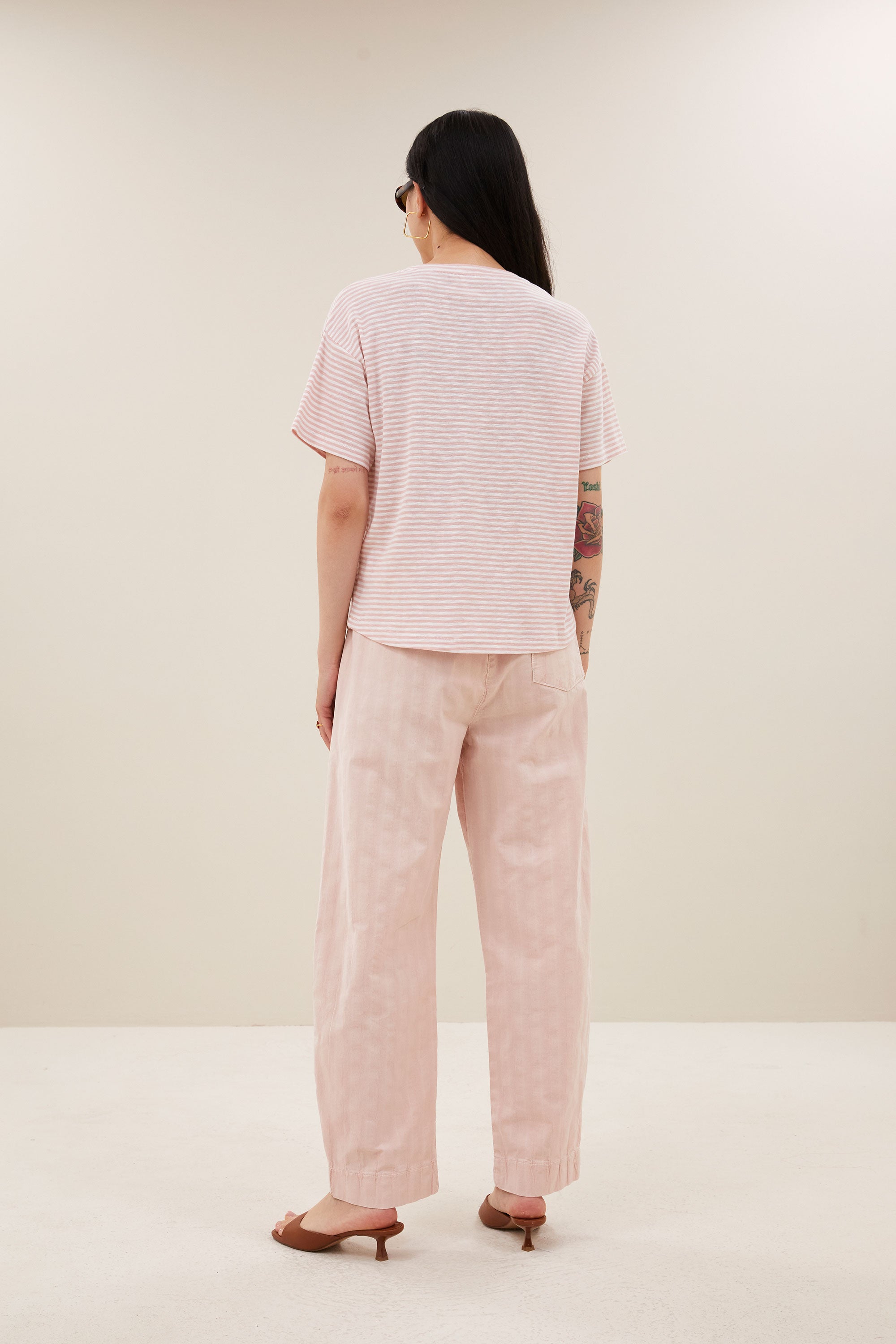 mace-flame-stripe-top-light-rose-stripe-casual fit-normale pasvorm-ronde halslijn-by-bar-achteraanzicht