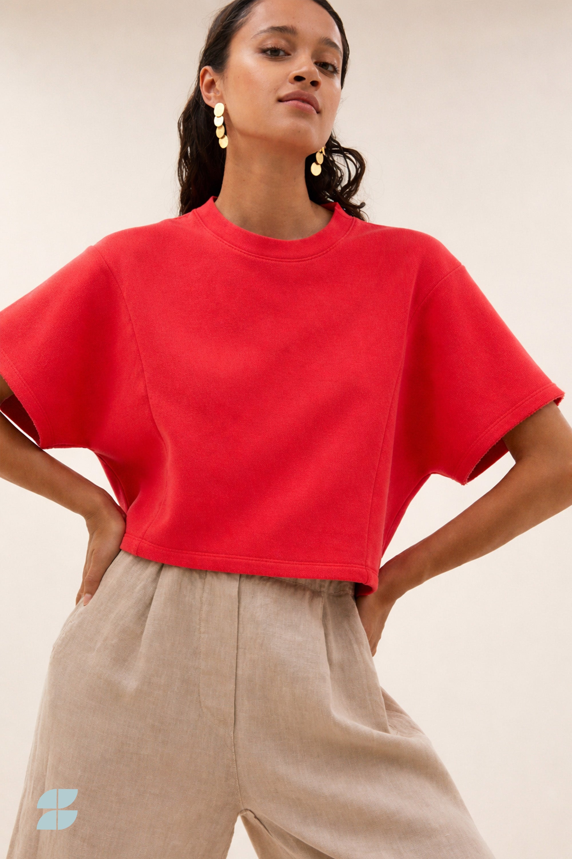 suki-sweat-top-poppy-red-losvallende pasvorm-biologisch katoen-ronde halslijn-by-bar-sfeerbeeld