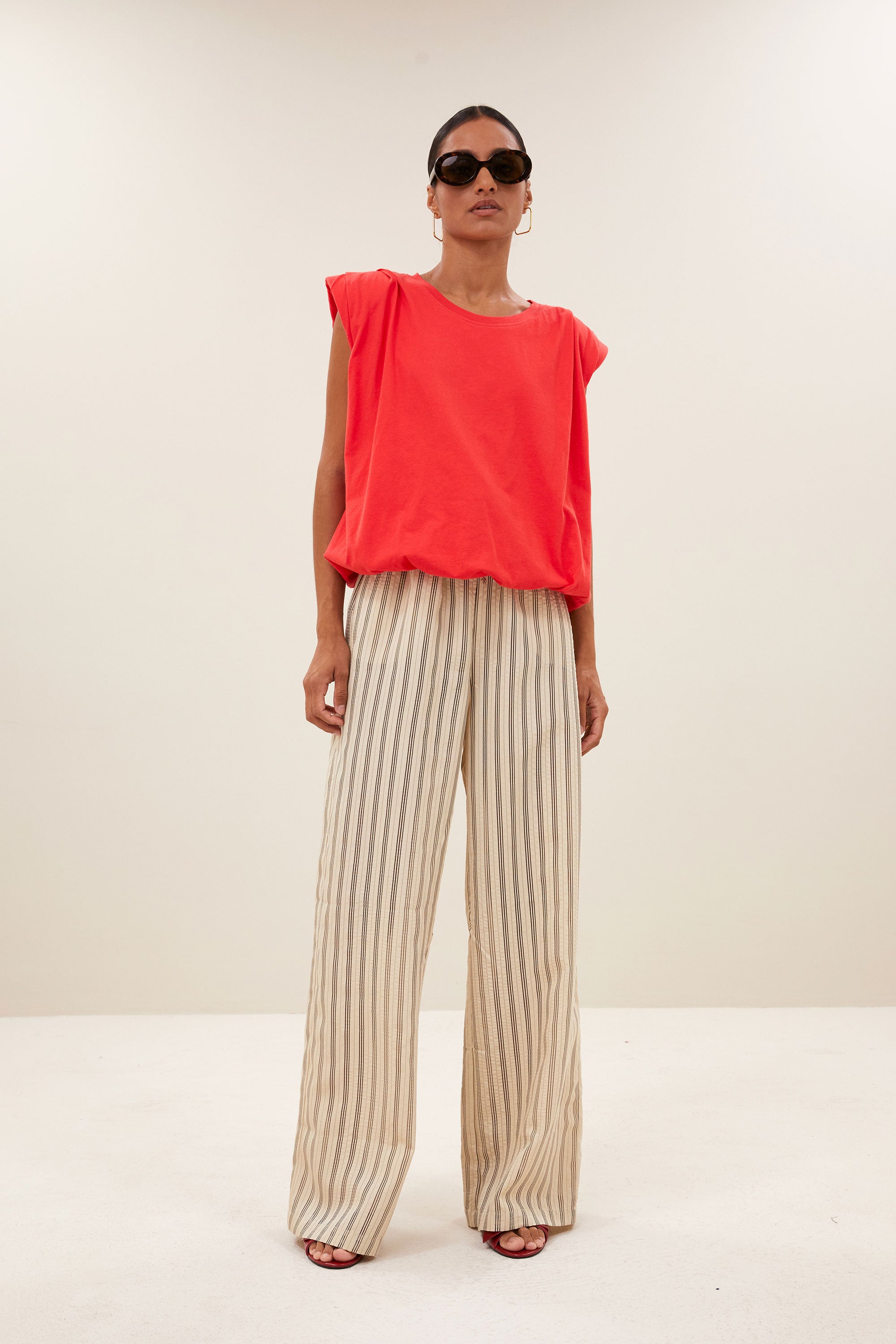 joan-seer-stripe-pants-jet-black-stripe-casual fit-hoge taille-losvallende pasvorm-by-bar-detail