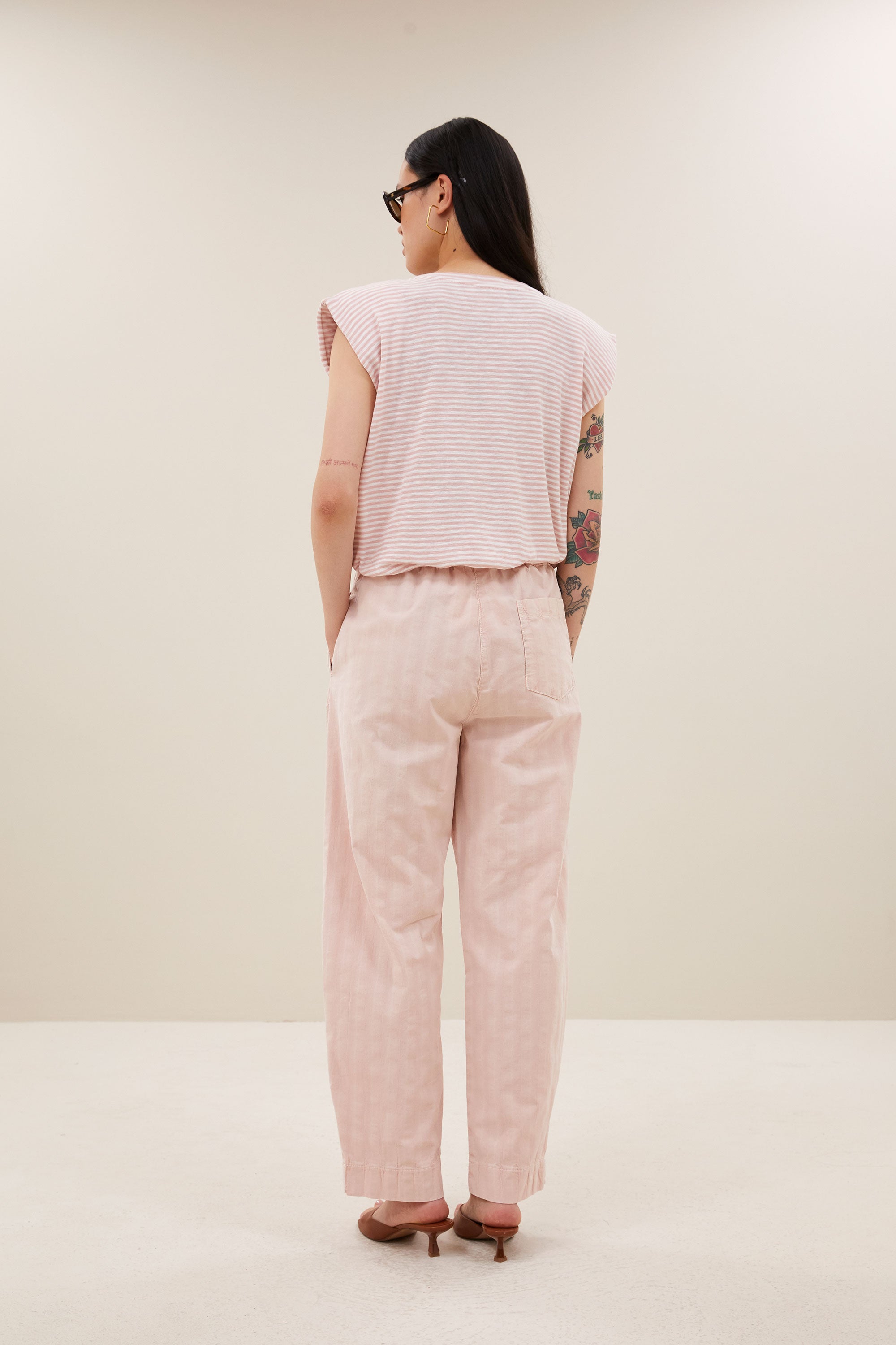 nilou-flame-stripe-top-light-rose-stripe-casual fit-normale pasvorm-ronde halslijn-by-bar-achteraanzicht