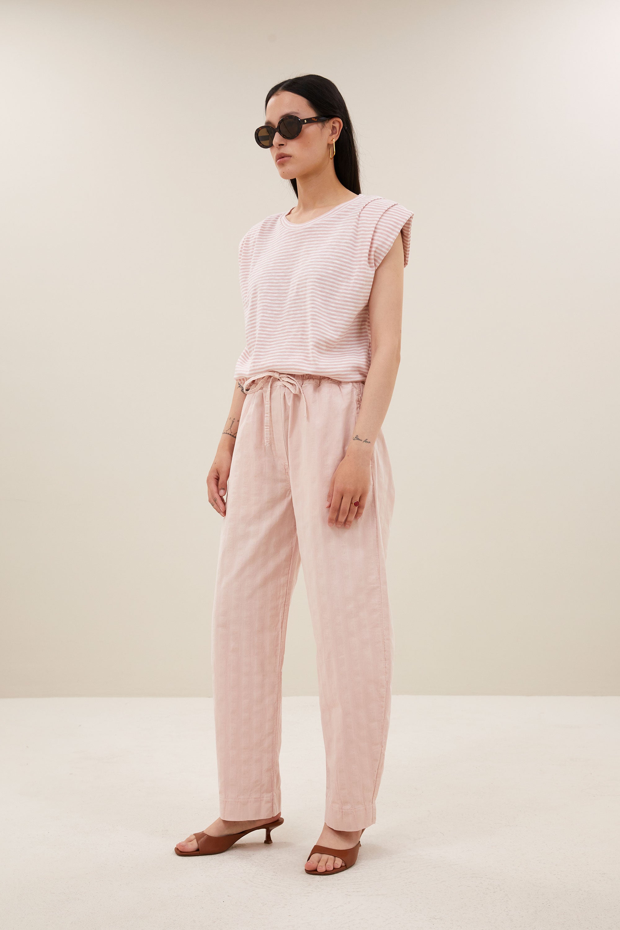 nilou-flame-stripe-top-light-rose-stripe-casual fit-normale pasvorm-ronde halslijn-by-bar-zijaanzicht