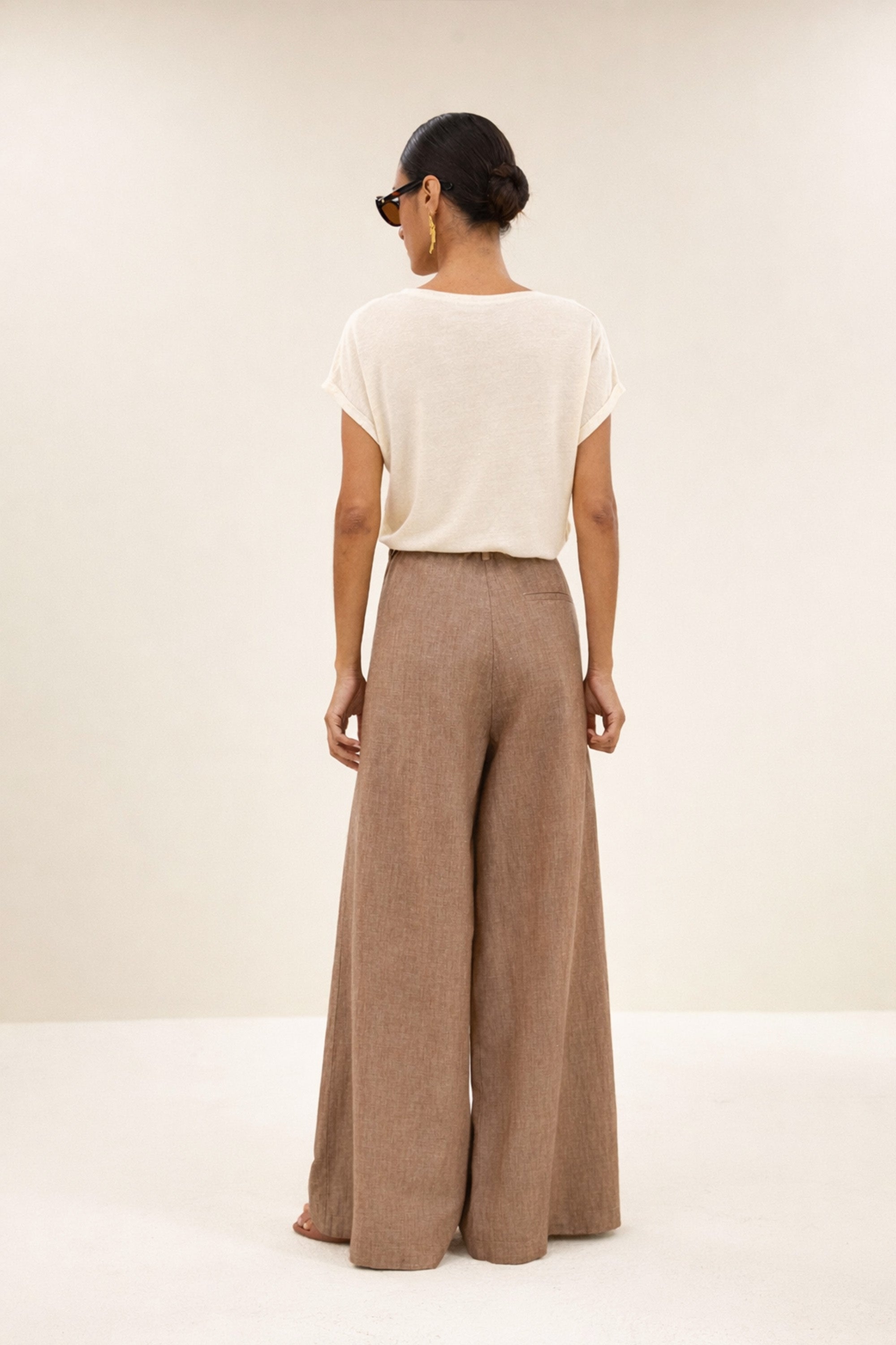 momi-linen-top-oyster-casual fit-normale pasvorm-v-halslijn-by-bar-achteraanzicht