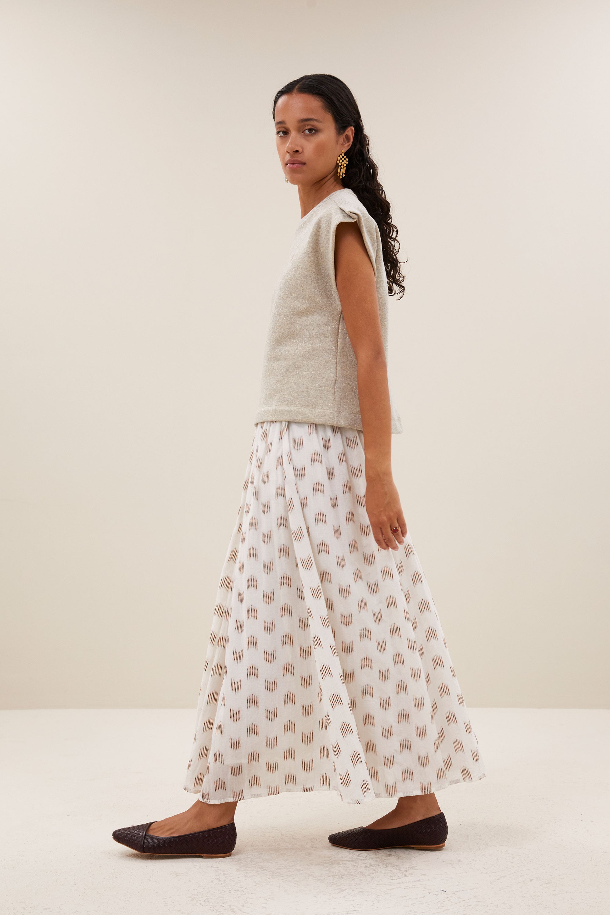mason-sparkle-pleats-top-gold-must-have essential-kleine kapmouw-tijdloze pasvorm-by-bar-zijaanzicht
