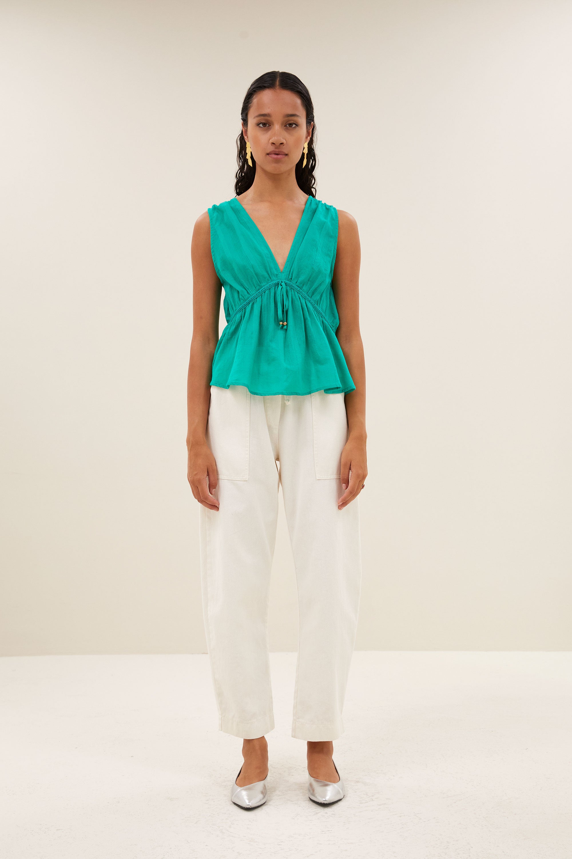 meryl-dobby-top-lucky-green-met strikceintuur-korte fit-v-halslijn-by-bar-vooraanzicht