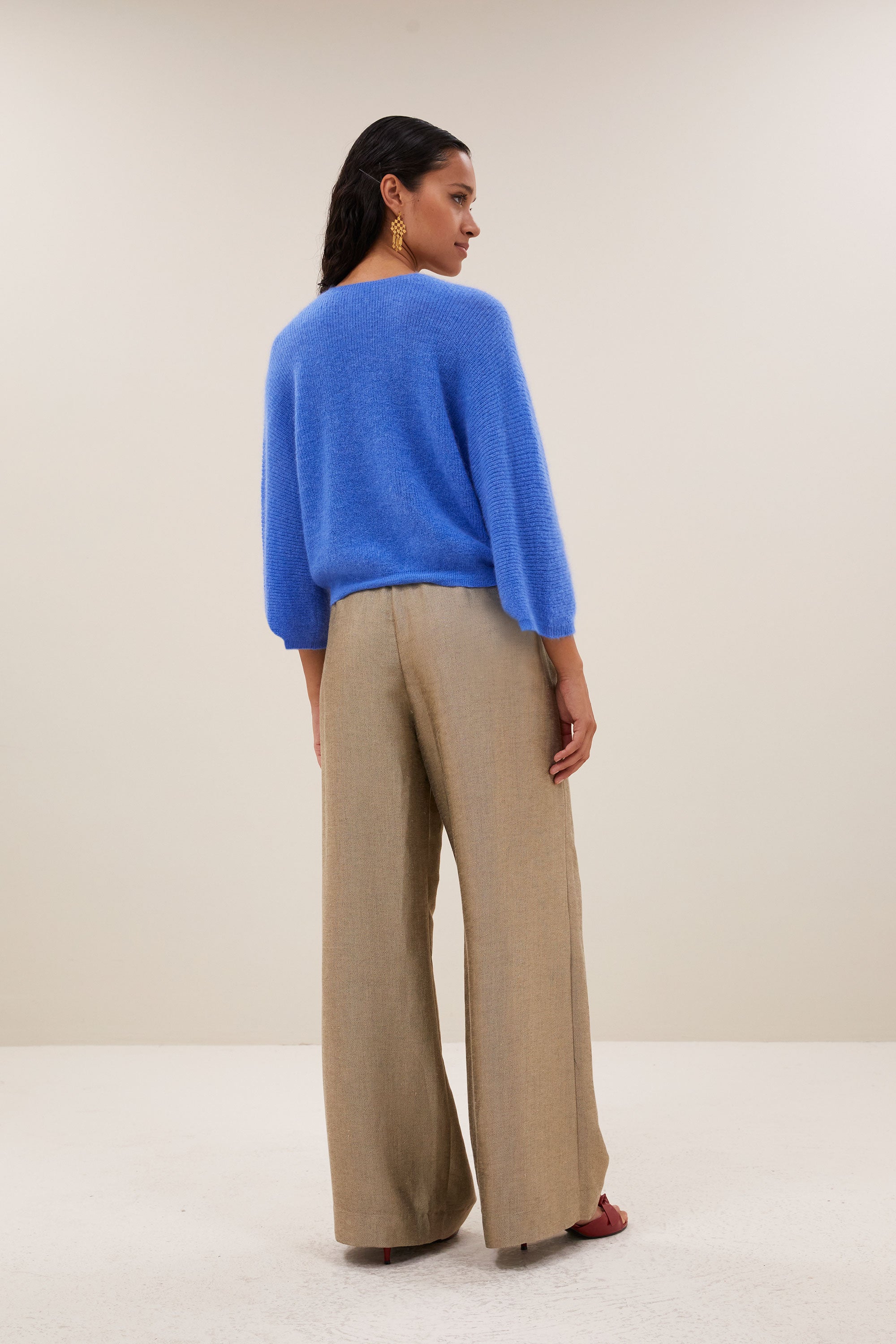 indra-cardigan-azul-blue-vleermuis mouw-knoopsluiting-v-halslijn-by-bar-zijaanzicht