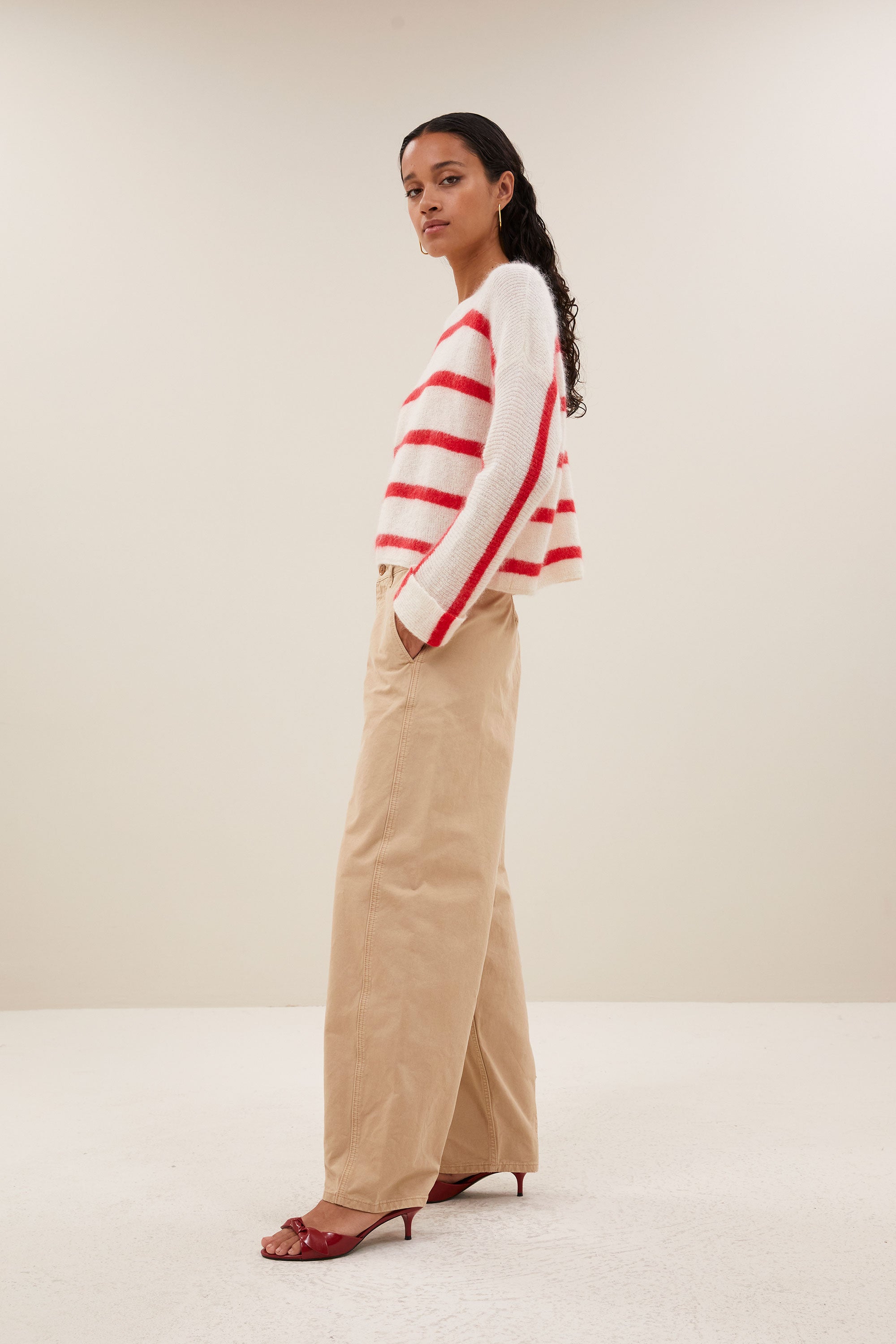 vide-stripe-pullover-lollipop-stripe-korte fit-verlaagde schoudernaden-losvallende pasvorm-by-bar-zijaanzicht