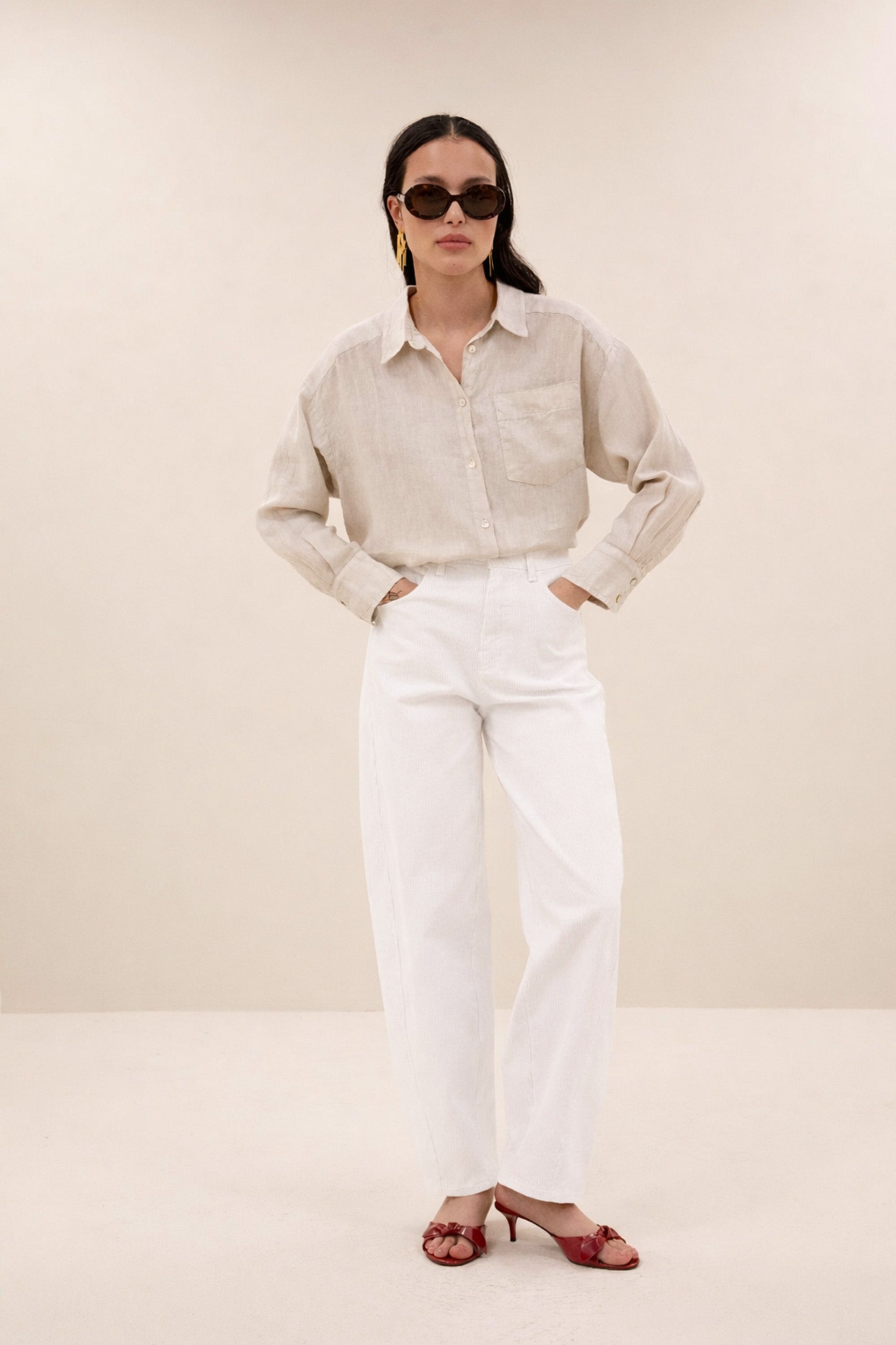 nima-linen-blouse-chalk-knoopsluiting-casual fit-normale pasvorm-by-bar-achteraanzicht