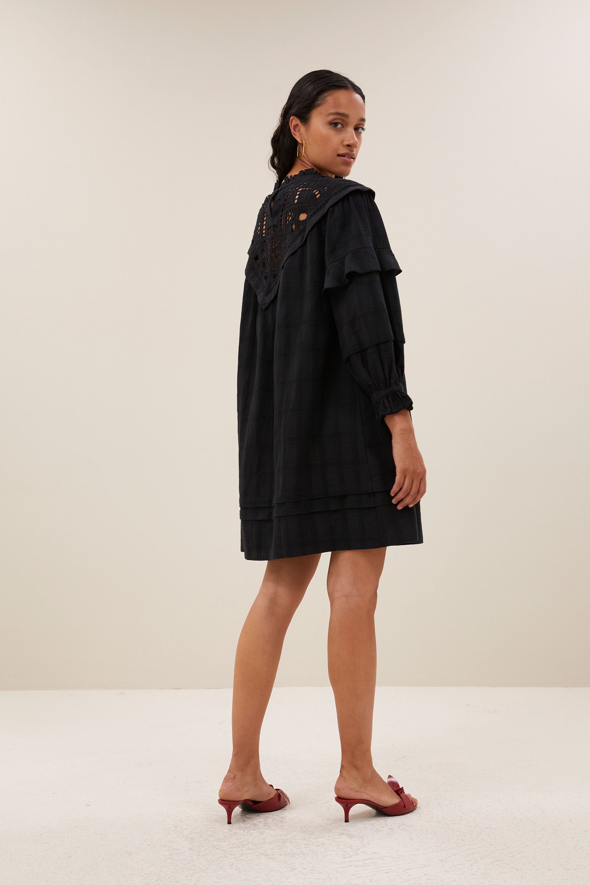 bowie-dress-jet-black-losvallende pasvorm-midi lengte-opstaande kraag-by-bar-achteraanzicht