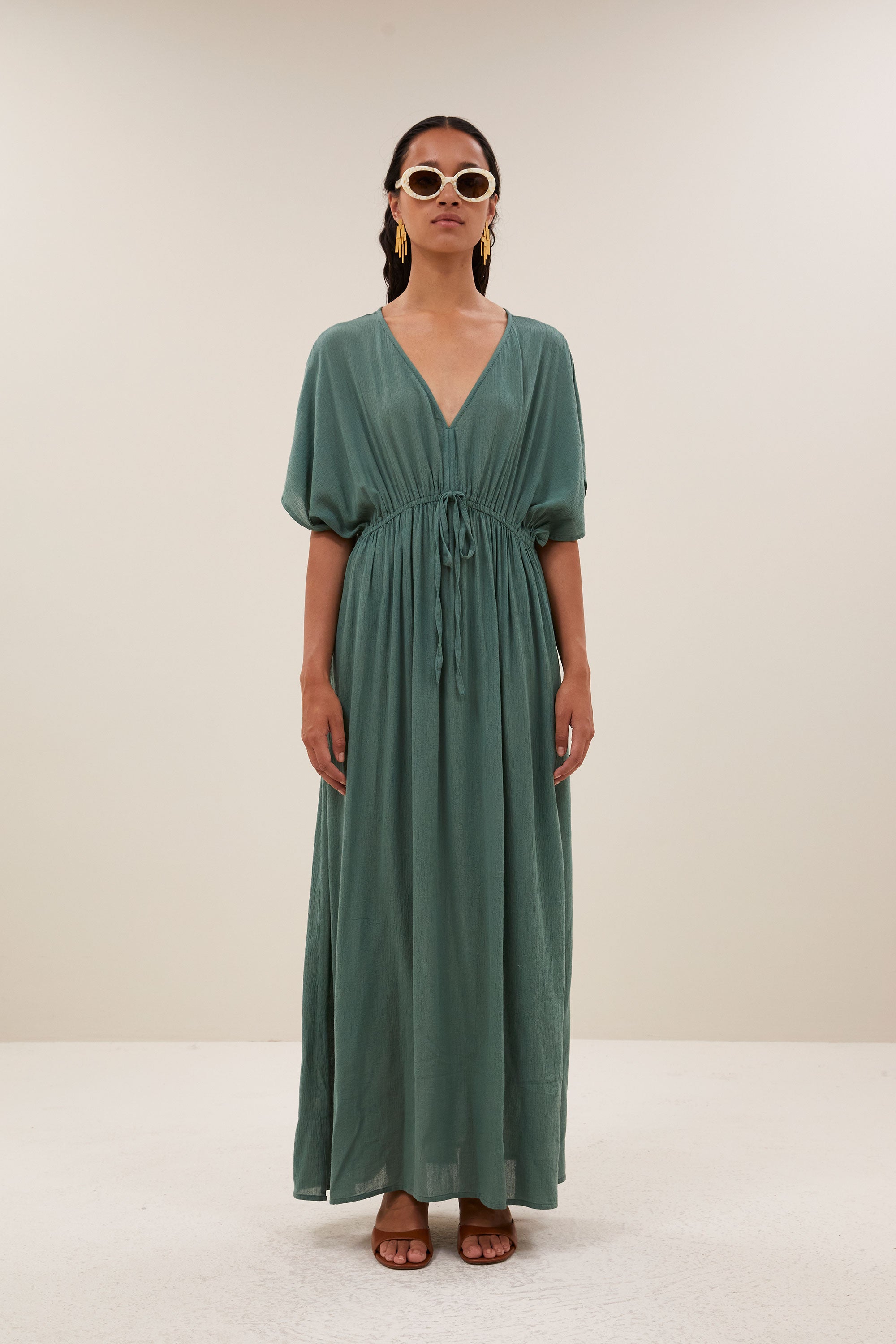 long-dress-forest-night-casual fit-losvallende pasvorm-v-halslijn-by-bar-sfeerbeeld