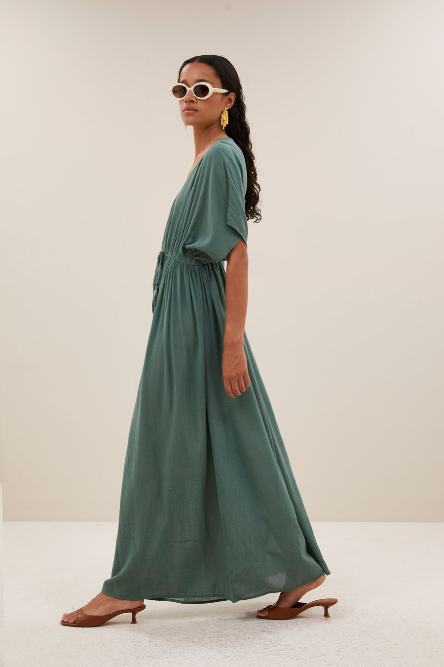 long-dress-forest-night-casual fit-losvallende pasvorm-v-halslijn-by-bar-vooraanzicht