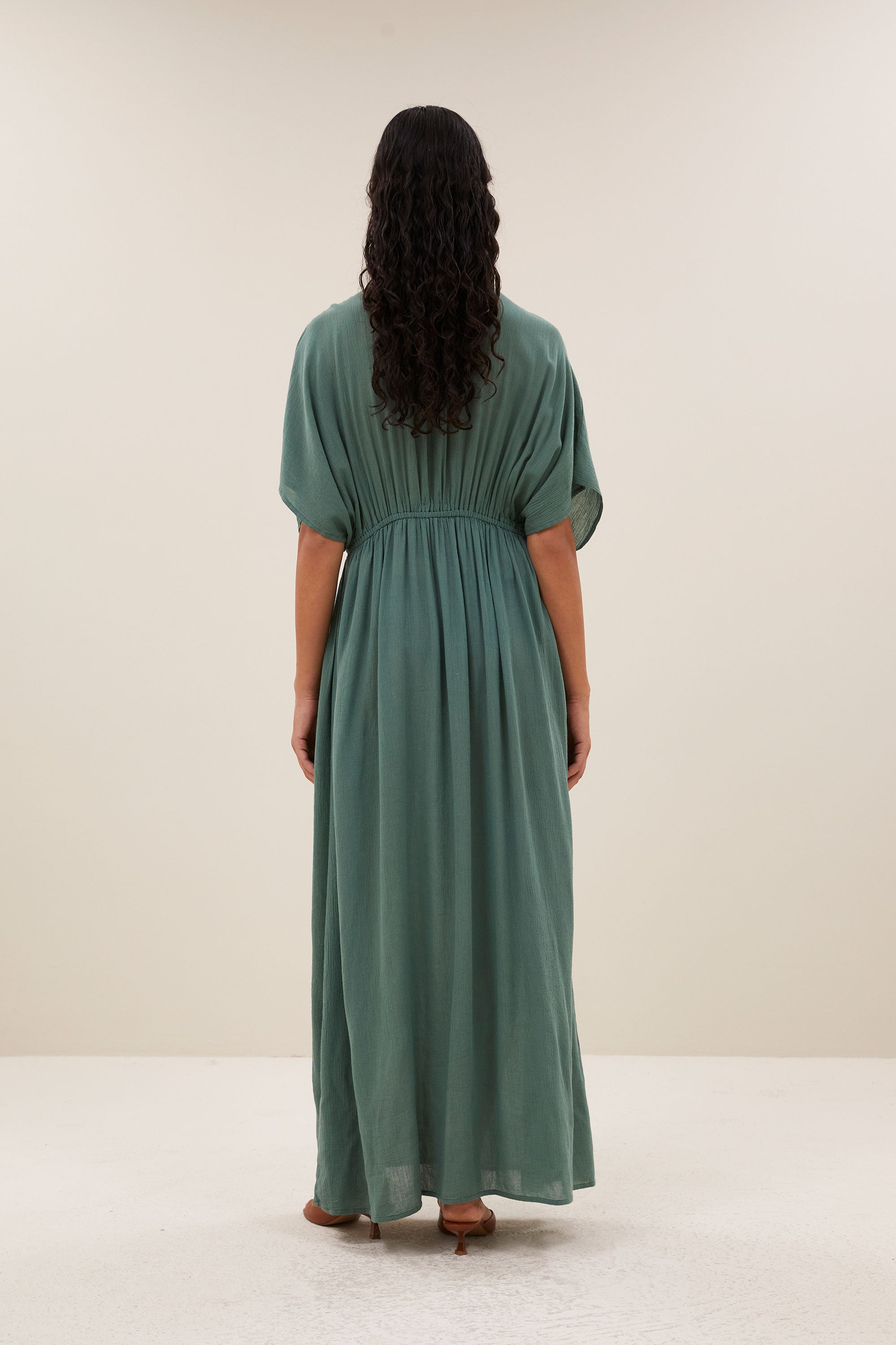 long-dress-forest-night-casual fit-losvallende pasvorm-v-halslijn-by-bar-achteraanzicht