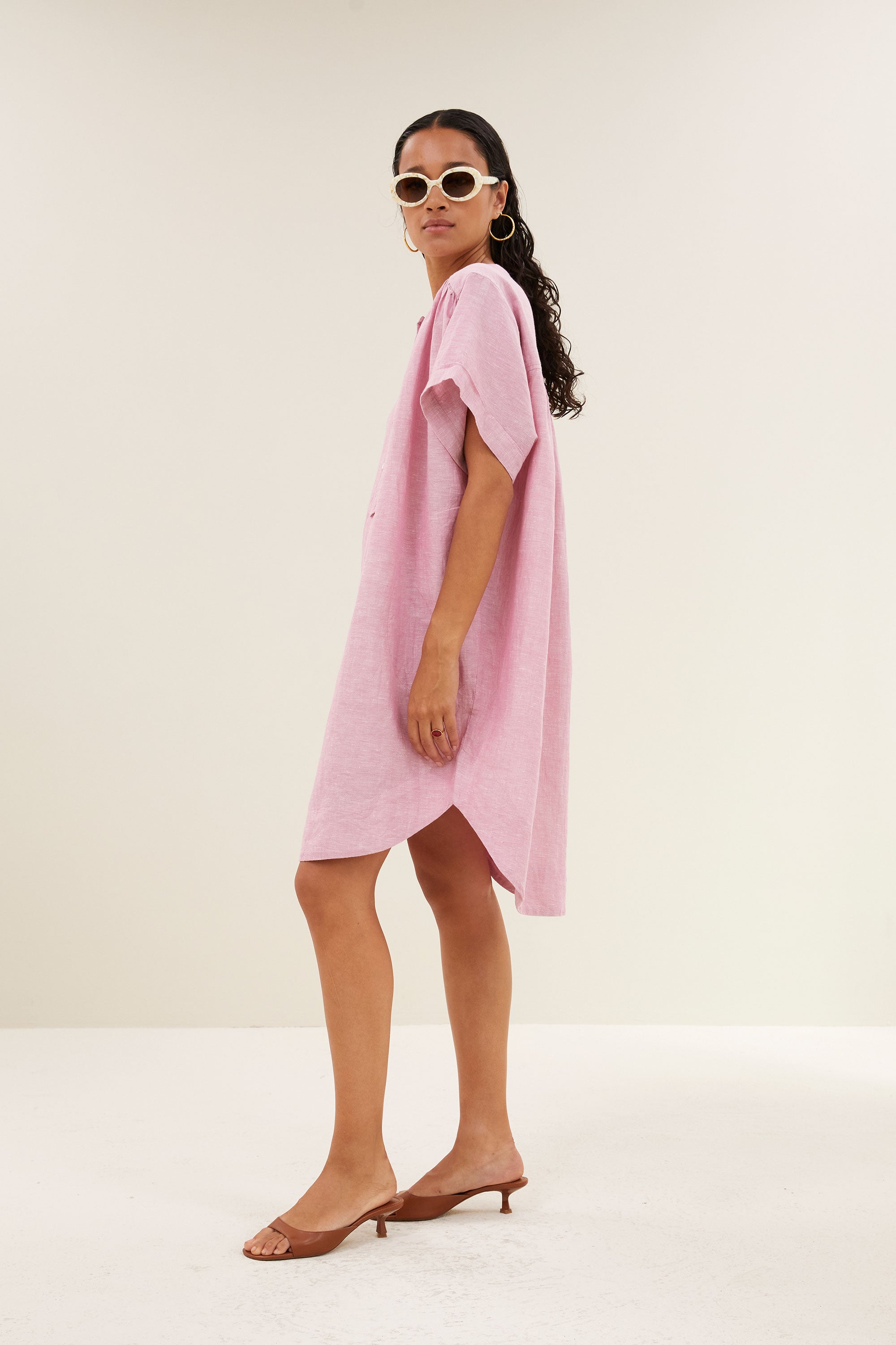 amber-linen-dress-dusty-pink-knoopsluiting-linnen kwaliteit-ronde halslijn-by-bar-zijaanzicht