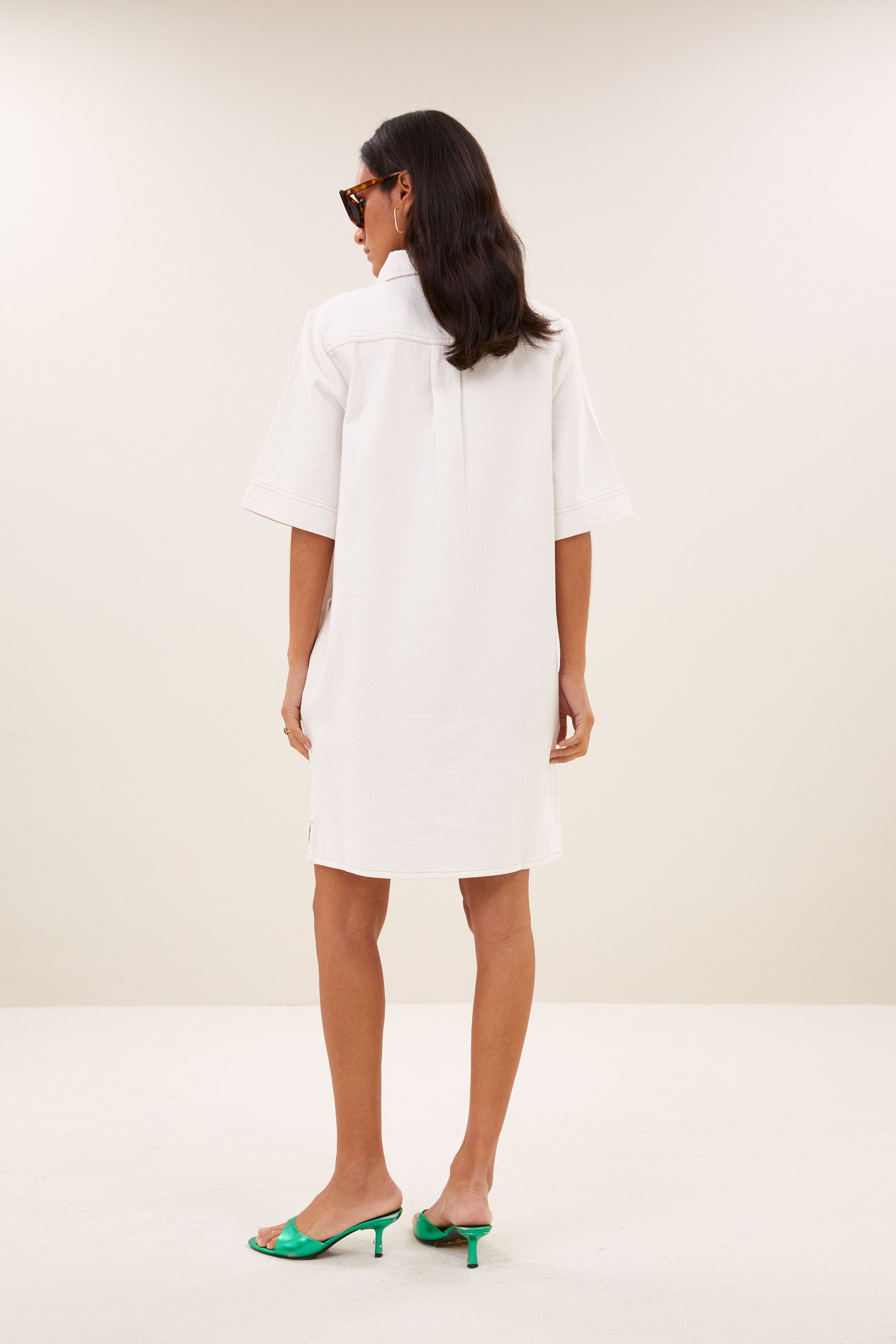 philipe-twill-dress-cloud-white-all-time classic-katoen kwaliteit-losvallende pasvorm-by-bar-achteraanzicht