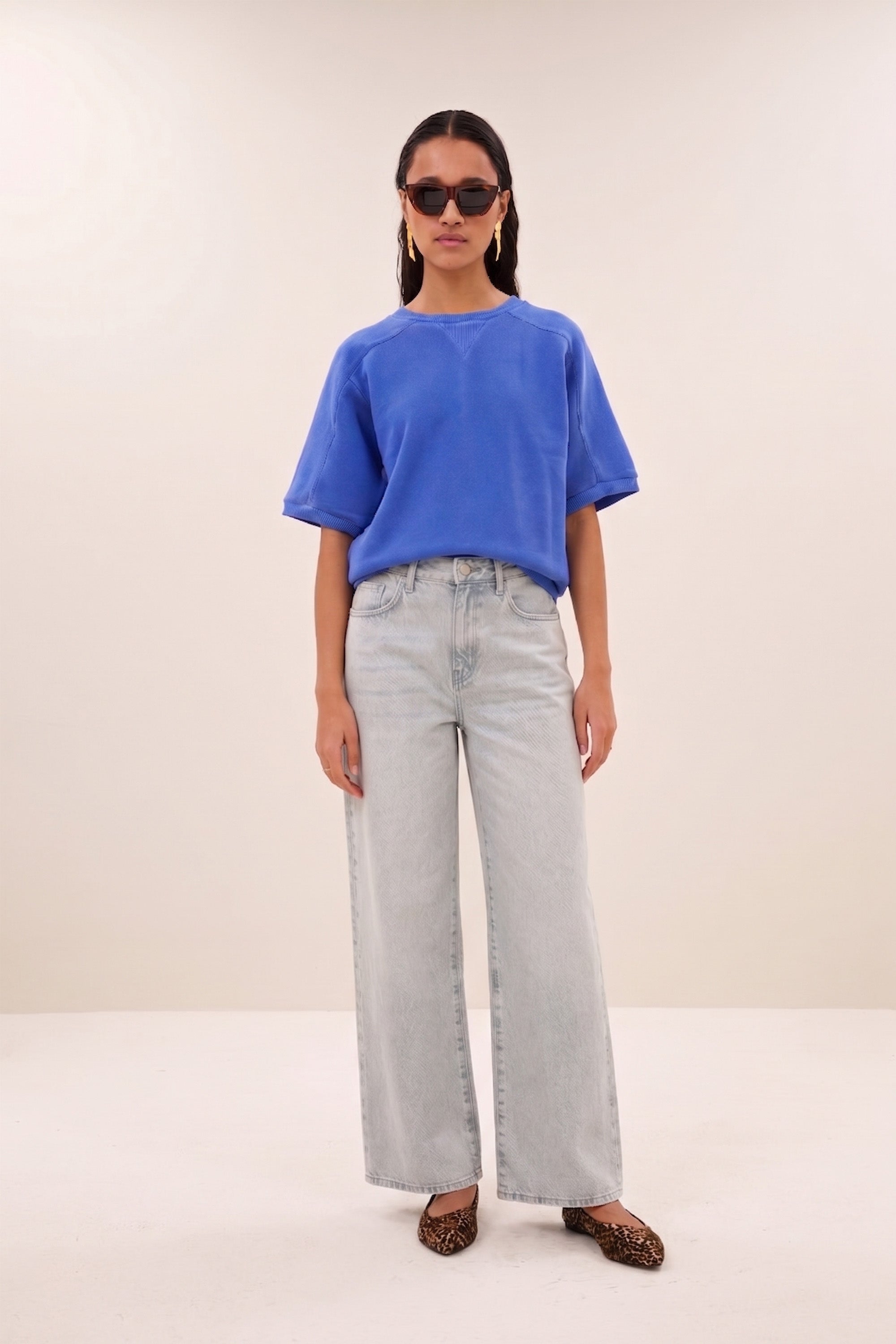 lilo-jeans-light-grey-denim-normale taille-losvallende pasvorm-must-have essential-by-bar-zijaanzicht