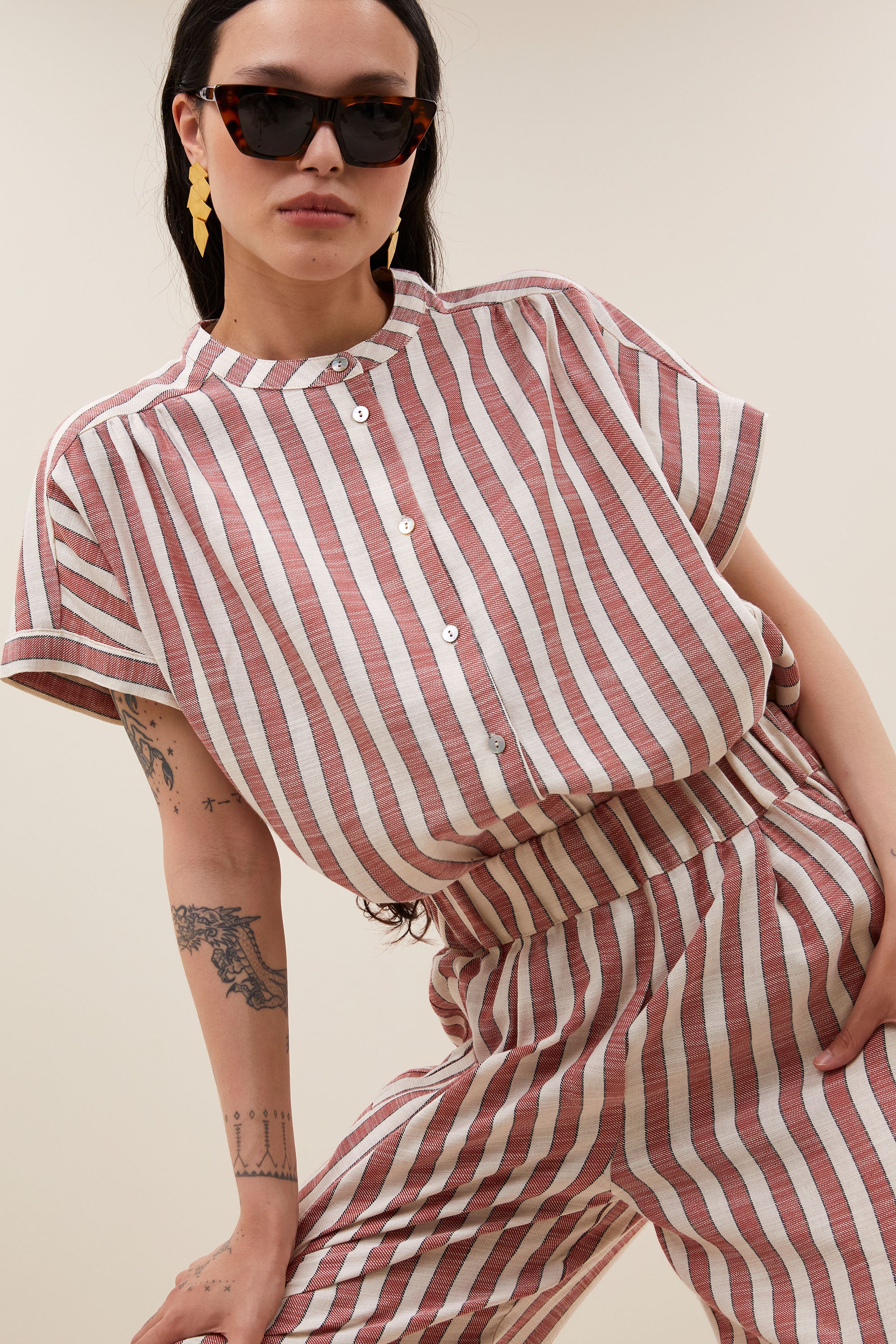 pants-benji-wide-stripe-pants-red-stripe-by-bar-achteraanzicht