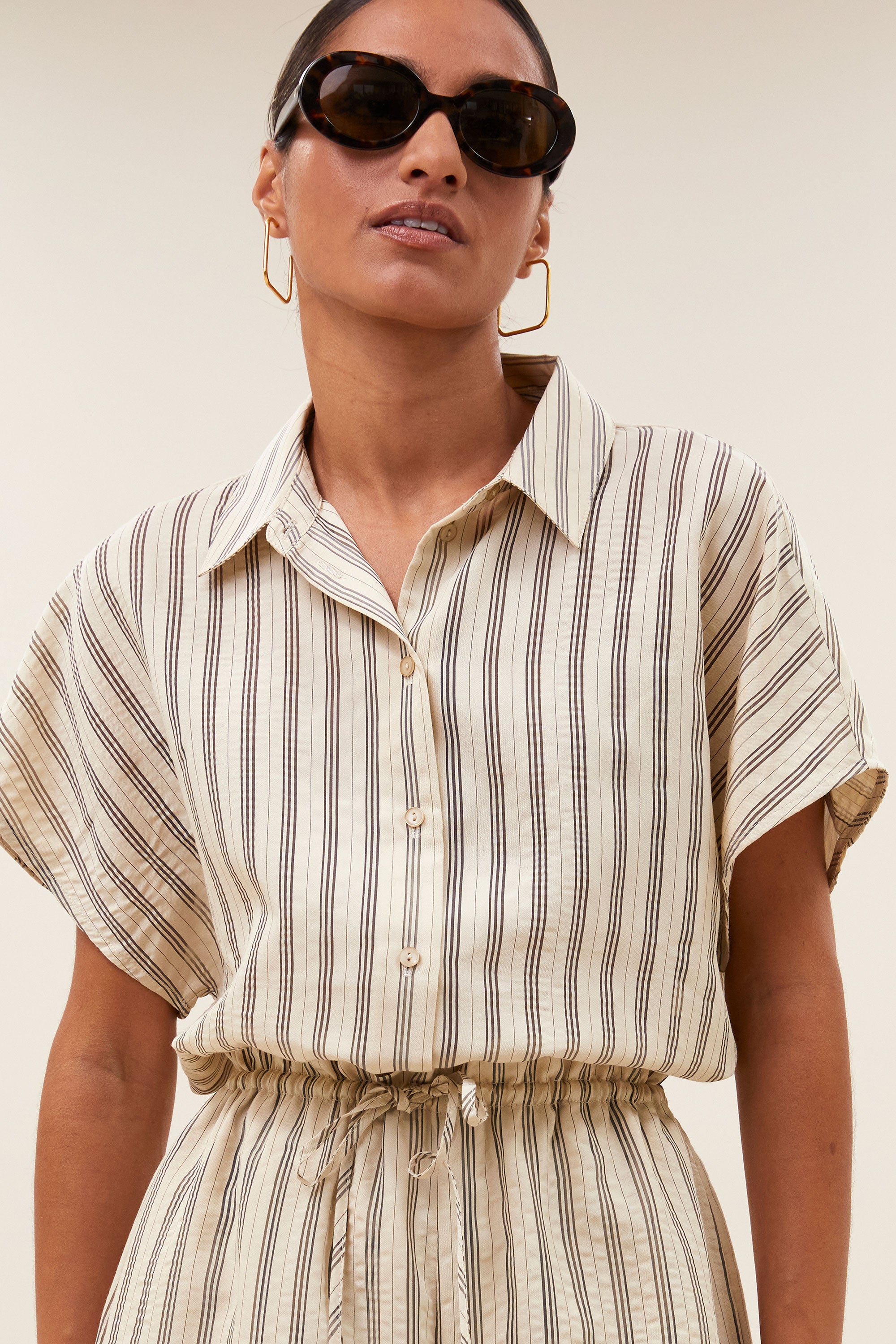 joan-seer-stripe-pants-jet-black-stripe-casual fit-hoge taille-losvallende pasvorm-by-bar-detail