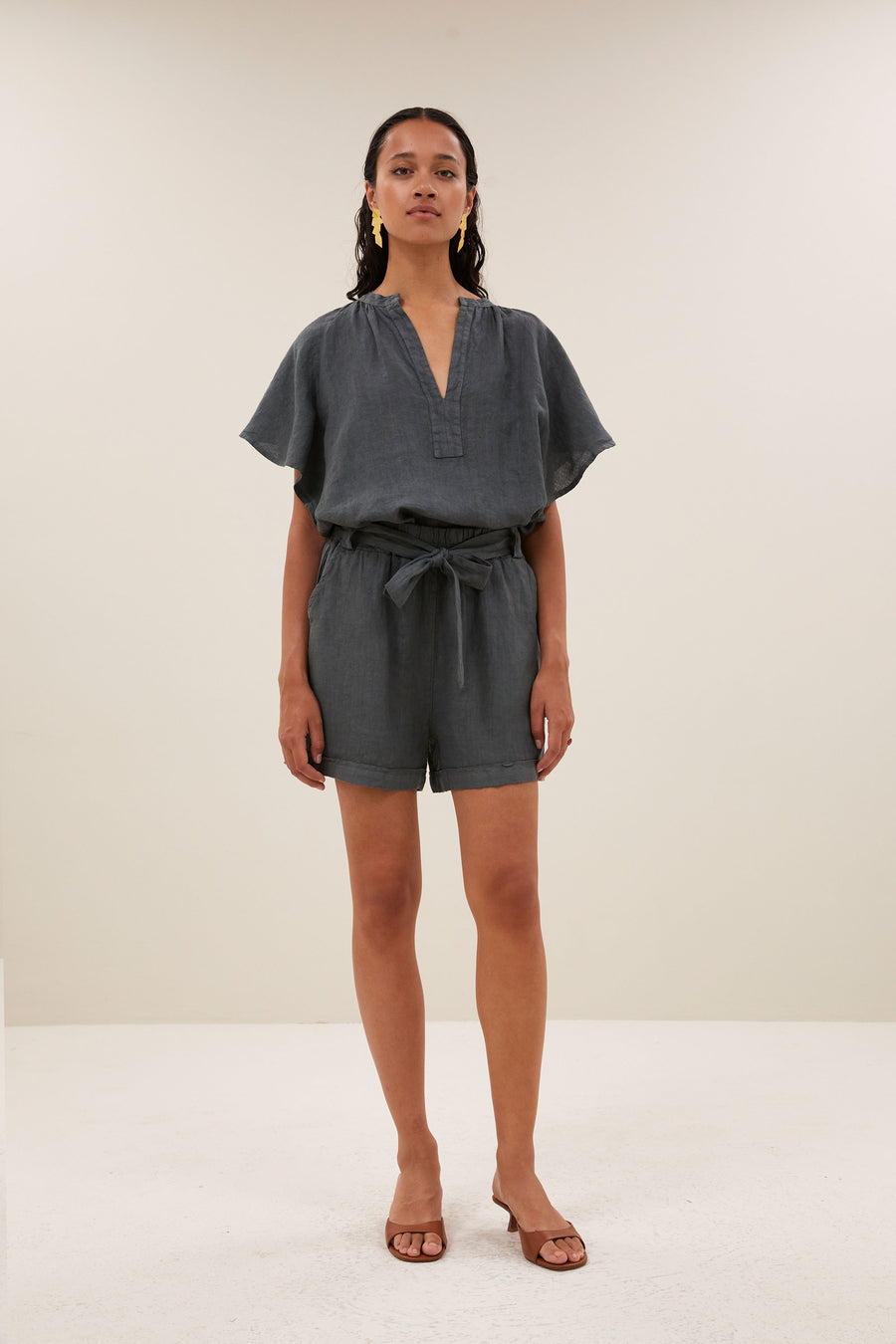 shorts-june linen shorts charcoal sfeerbeeld-by bar-vooraanzicht
