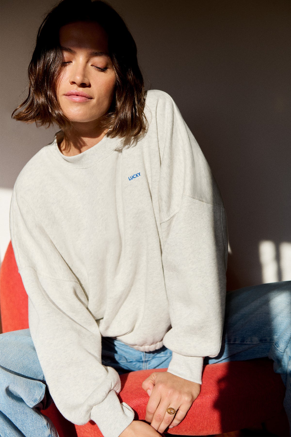 malyn-grey-sweater-light-grey-melee-comfortabele pasvorm-verlaagde schoudernaden-elastieken band-by-bar-sfeerbeeld
