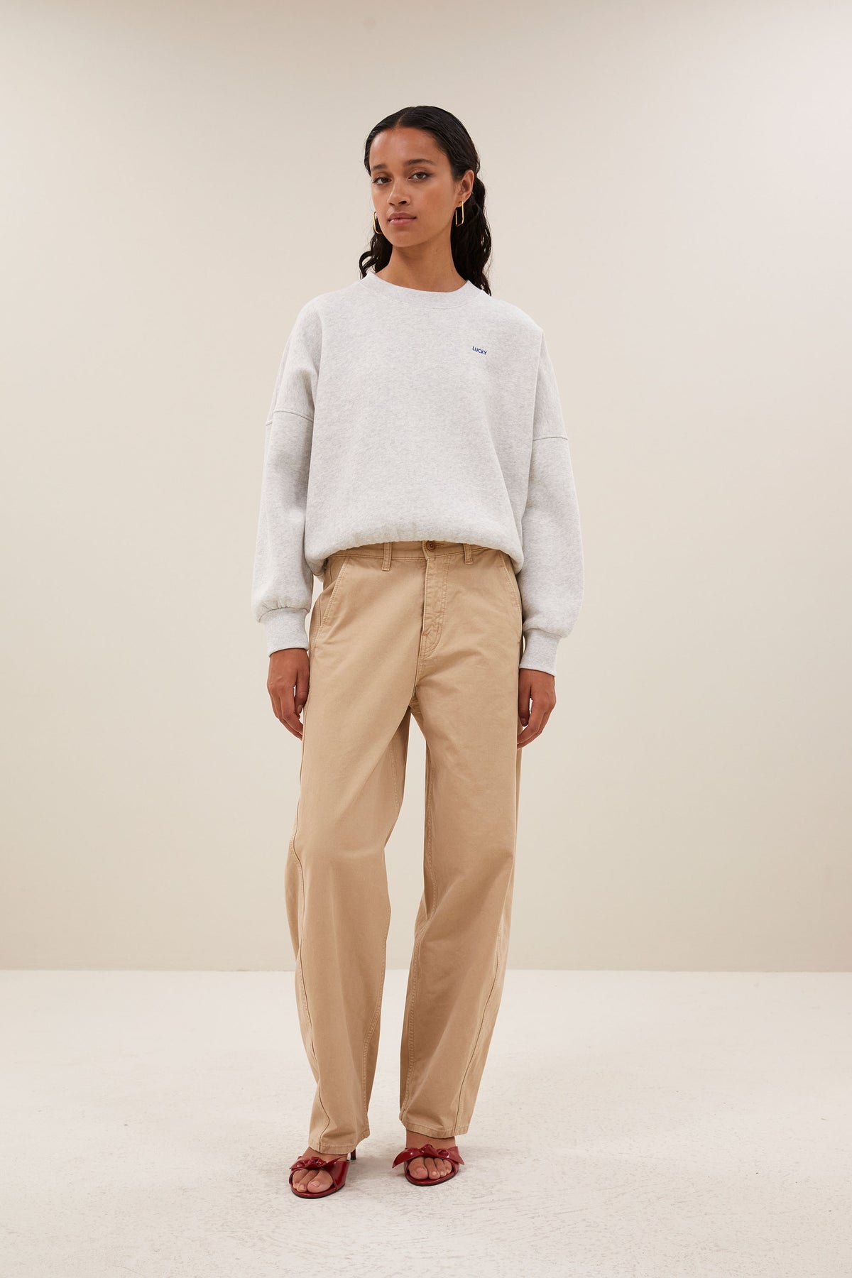 malyn-grey-sweater-light-grey-melee-comfortabele pasvorm-verlaagde schoudernaden-elastieken band-by-bar-vooraanzicht